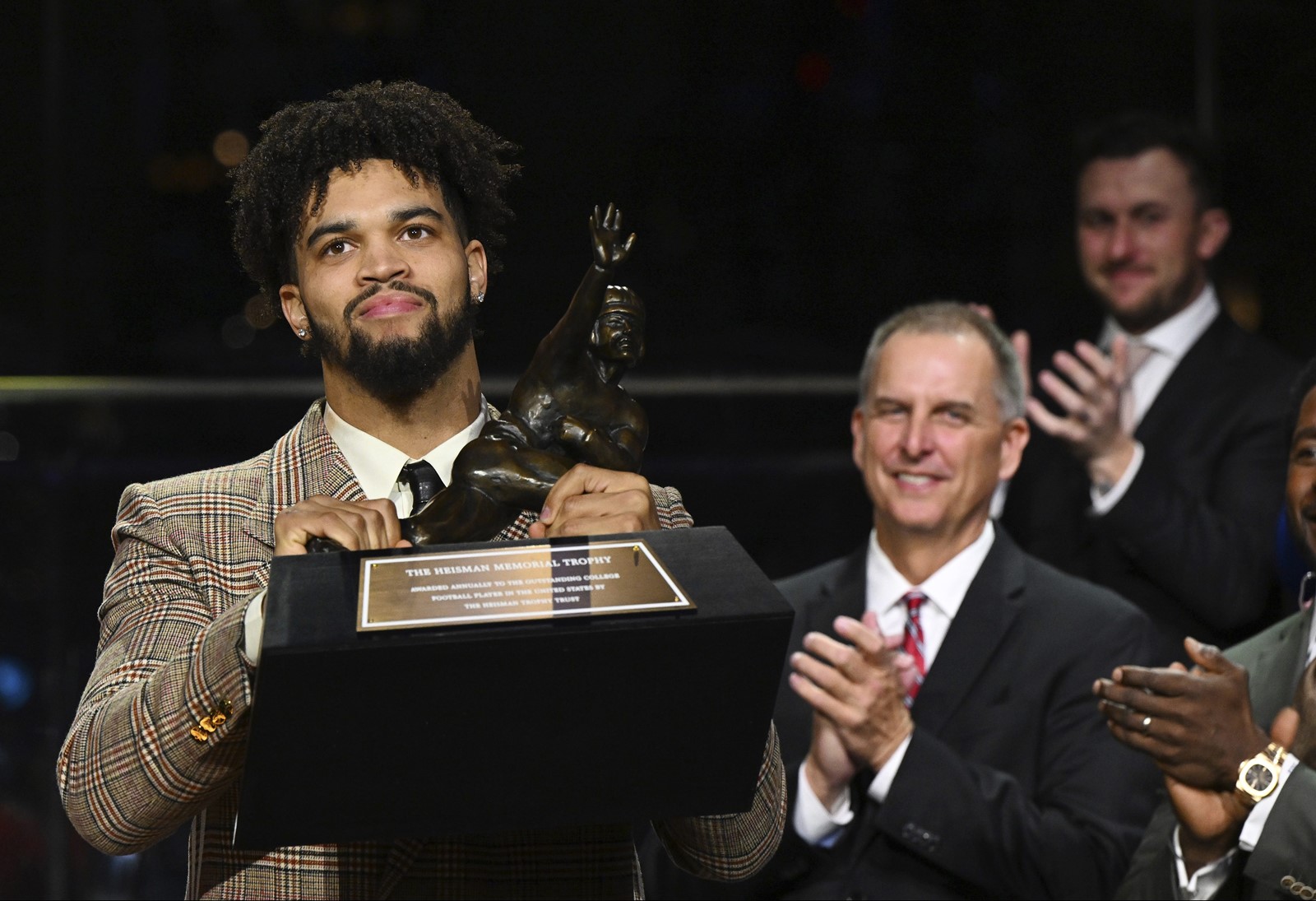 CT_IC_1044279573_1044293933_011-0422_ctc-Heisman_Trophy_Football_46507jpg-58613-4_1057876325_102493955-e1713535180714.jpg