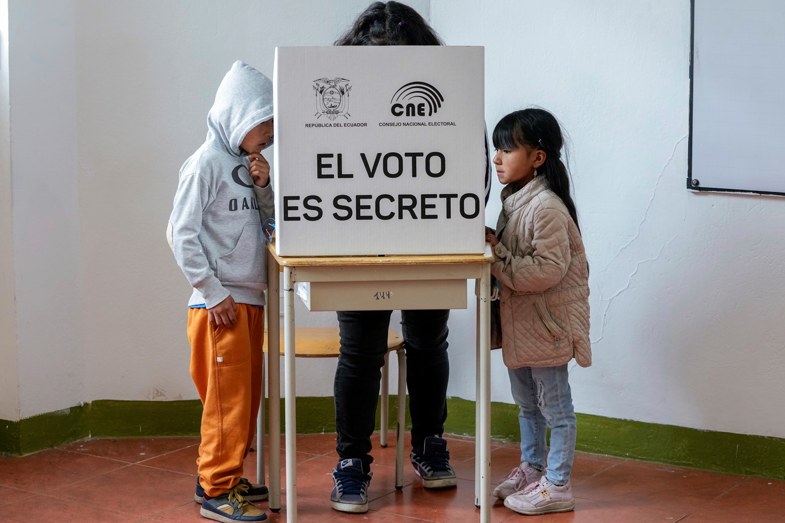 CT_IC_1044279578_1044327176_006-0422_Ecuador_Security_Referendum_59490--fc140#1.jpg