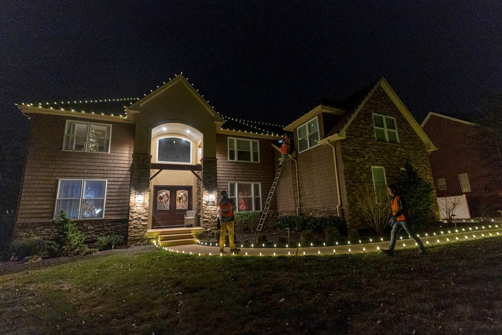 CT_IC_1051022410_1050816009_009-1207_TNS--ATHOME-PROFESSIONAL-HOLIDAY-LIGHTS-2-PH.jpg