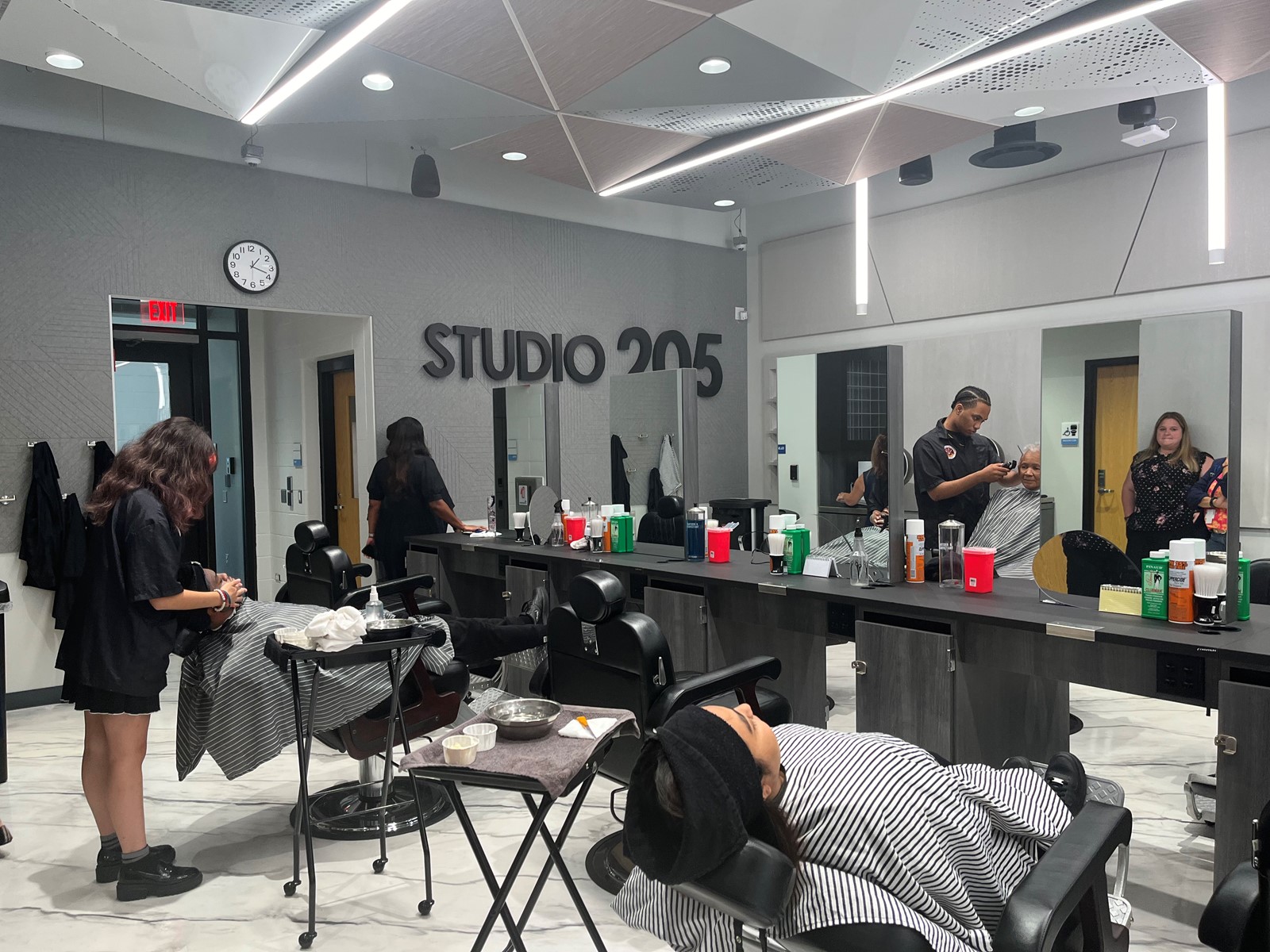 CT_IC_1048445509_1048443733_001-0908_STA-L-cosmetology-programs-04.jpg
