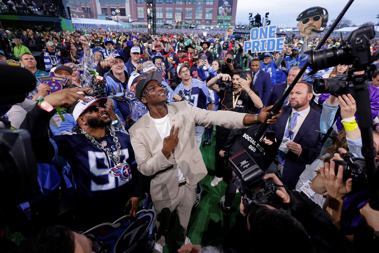 EE_IC_1054232100_1055126845_004-0425_NFL_DRAFT_81011--145ce.jpg