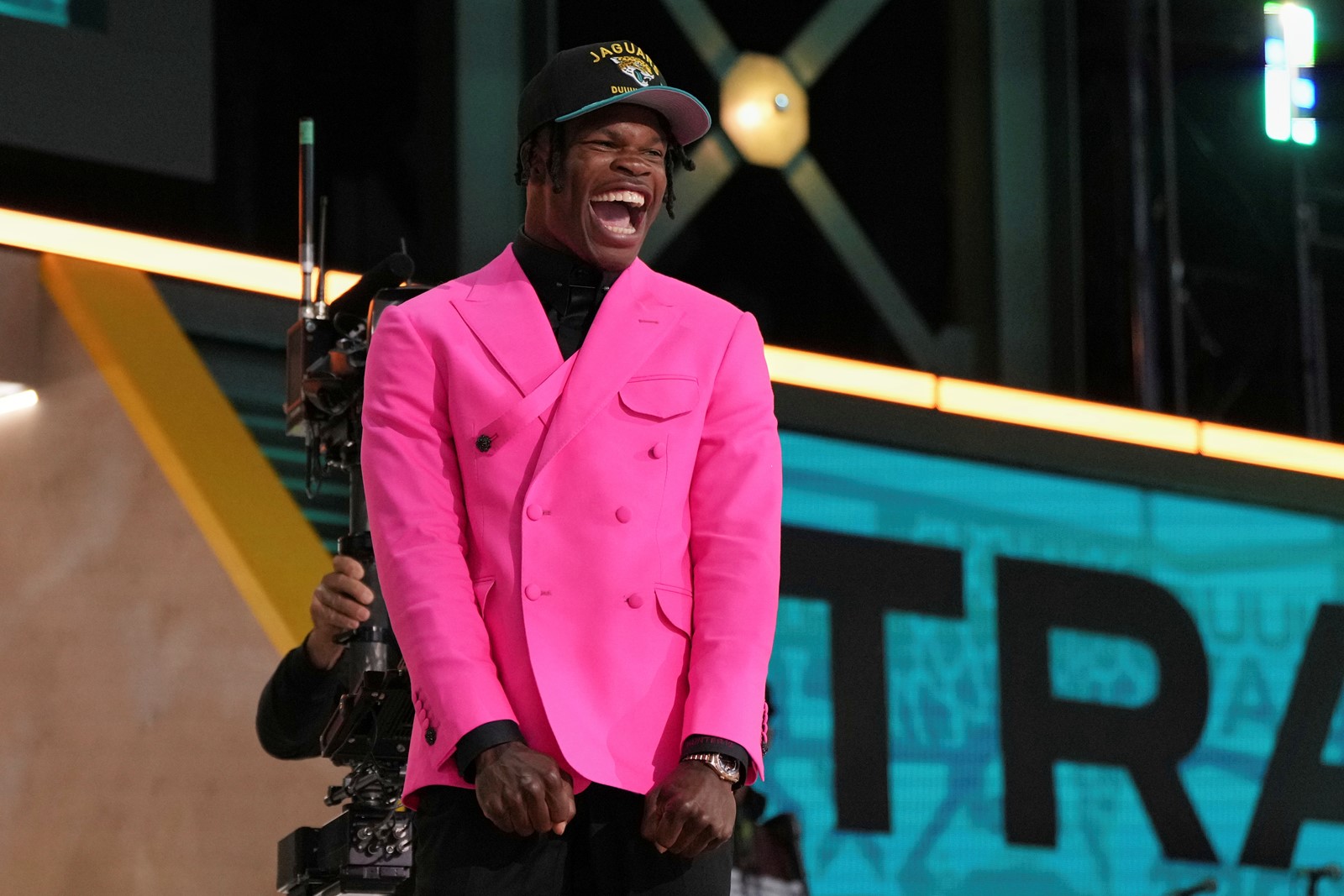 EE_IC_1054232101_1055126563_003-0425_NFL_Draft_Football_77940--b8af8.jpg