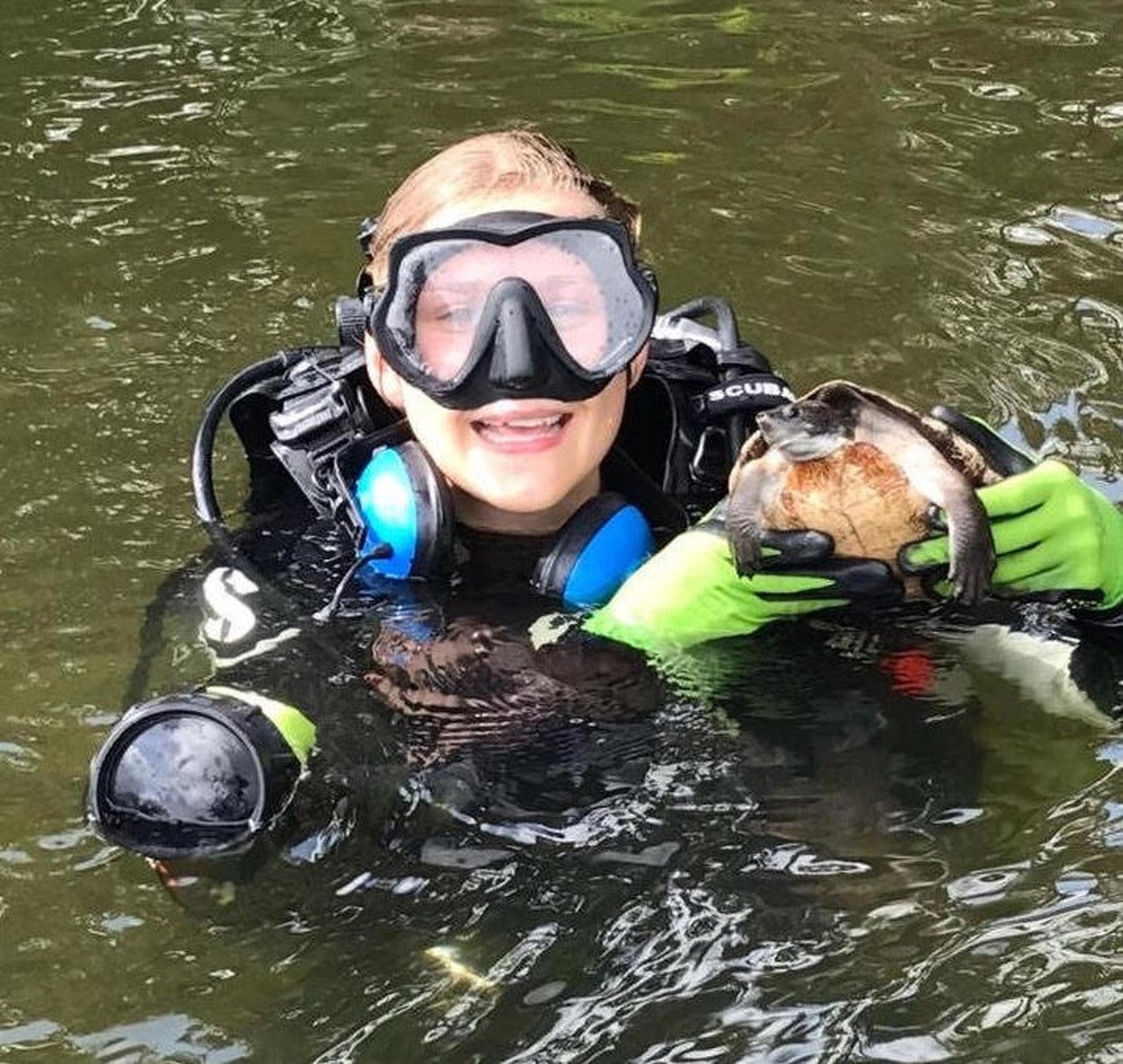 CT_IC_1023968466_1023978677_001-0501_-turtle-researcher-st-0501.jpg
