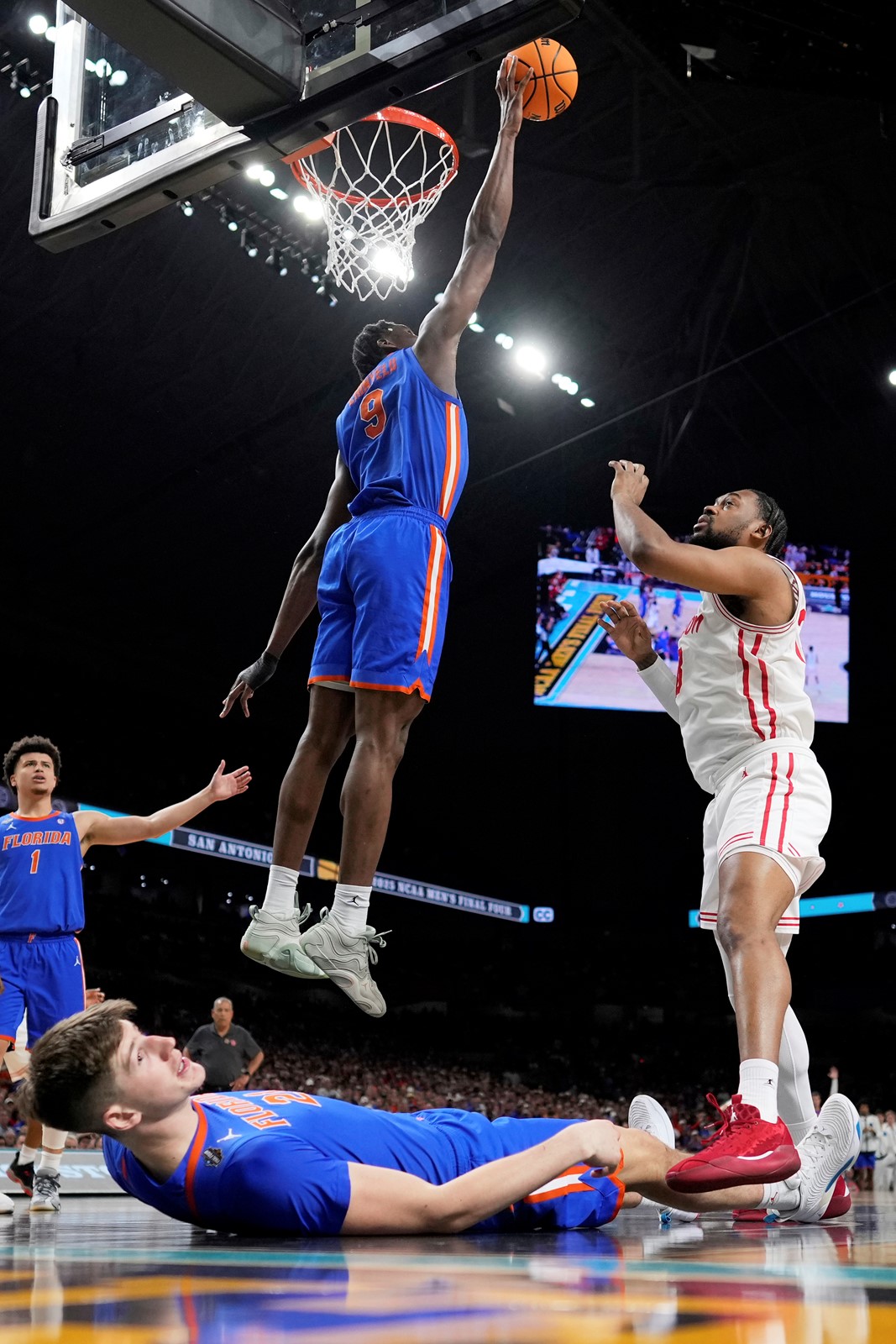 EE_IC_1053744371_1054622215_004-0408_NCAA_Florida_Houston_Basketball_43145--36312.jpg