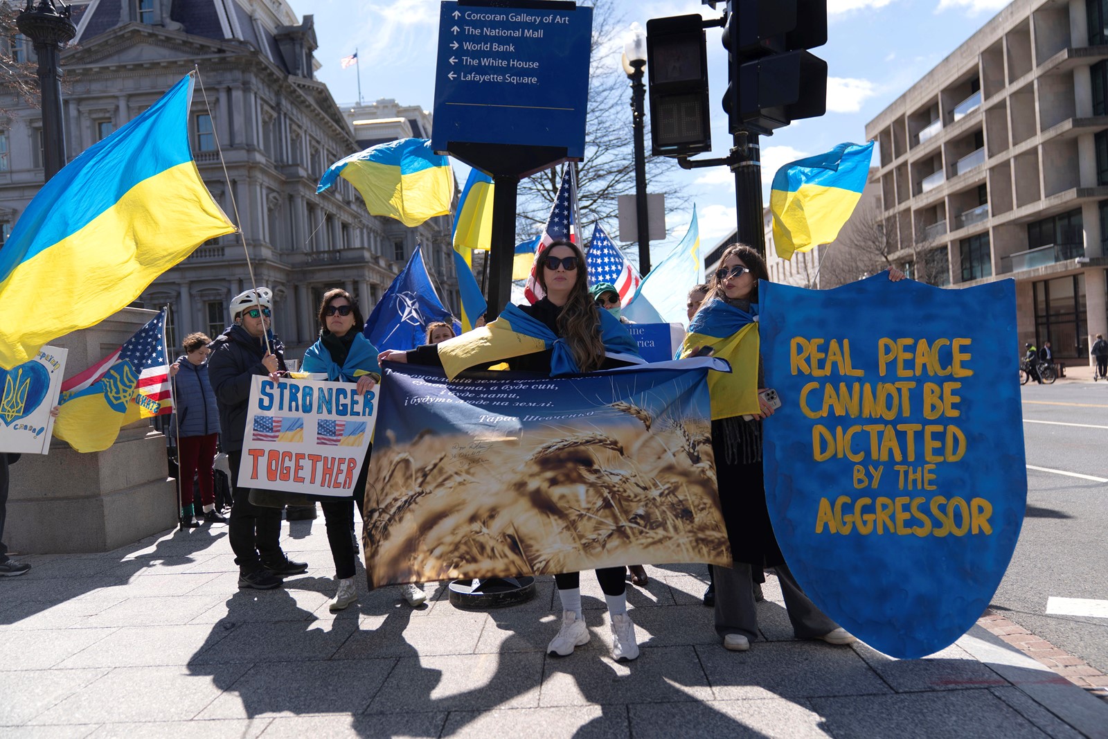 CT_IC_1053472102_1053500300_005-0303_Trump_Zelenskyy_48674--ff527.jpg