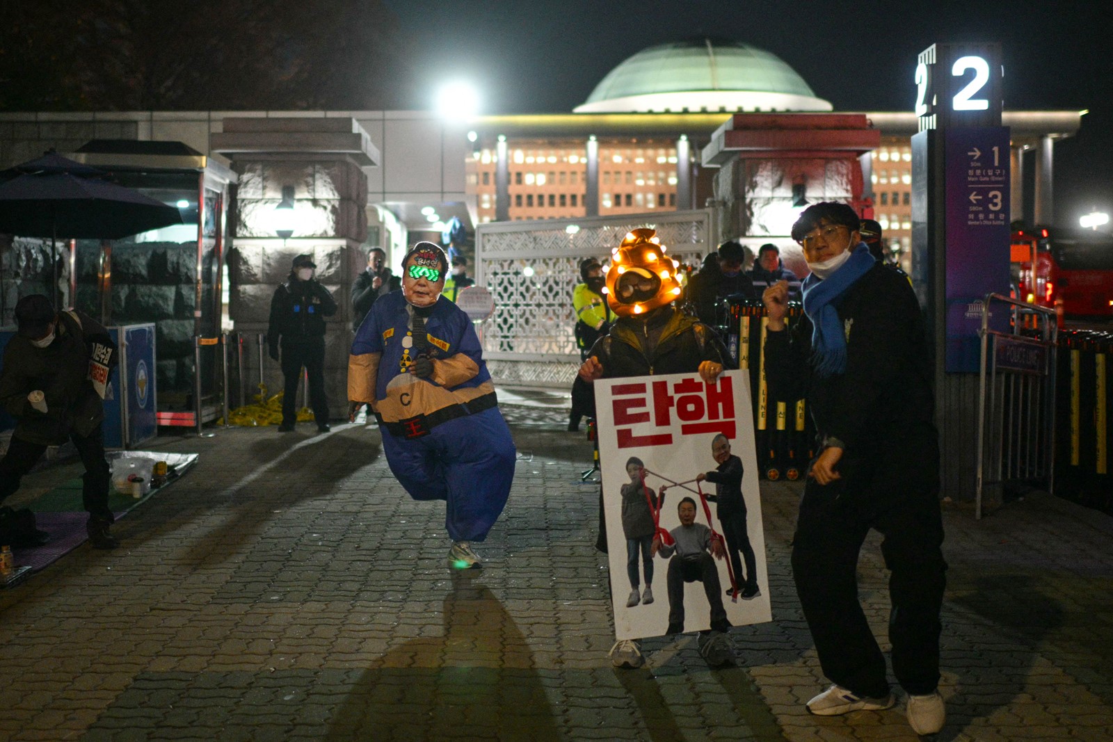 CT_IC_1051118037_1051201123_004-1210_AFP-Getty_TOPSHOT-SKOREA-POLITICS-UNREST(2).jpg
