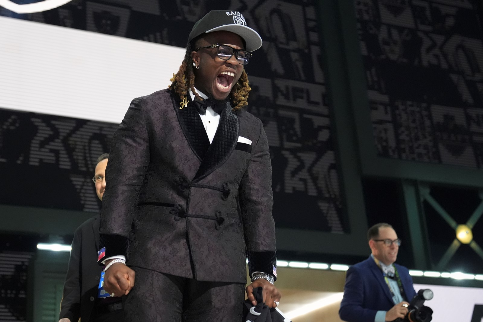 EE_IC_1054232100_1055127061_004-0425_APTOPIX_NFL_Draft_Football_36003--9ebf7#1.jpg