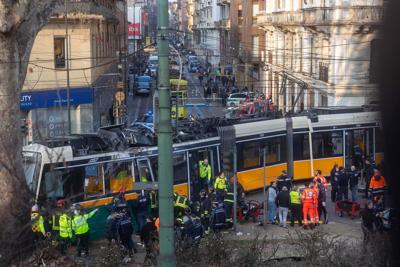 Italy_Tram_Derailment_58632--0849e_1103829672.jpg
