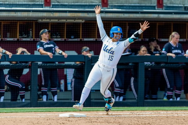 0524_NWS_LDN-Z-UCLASOFTBALL-05025-01_1093499038.jpg