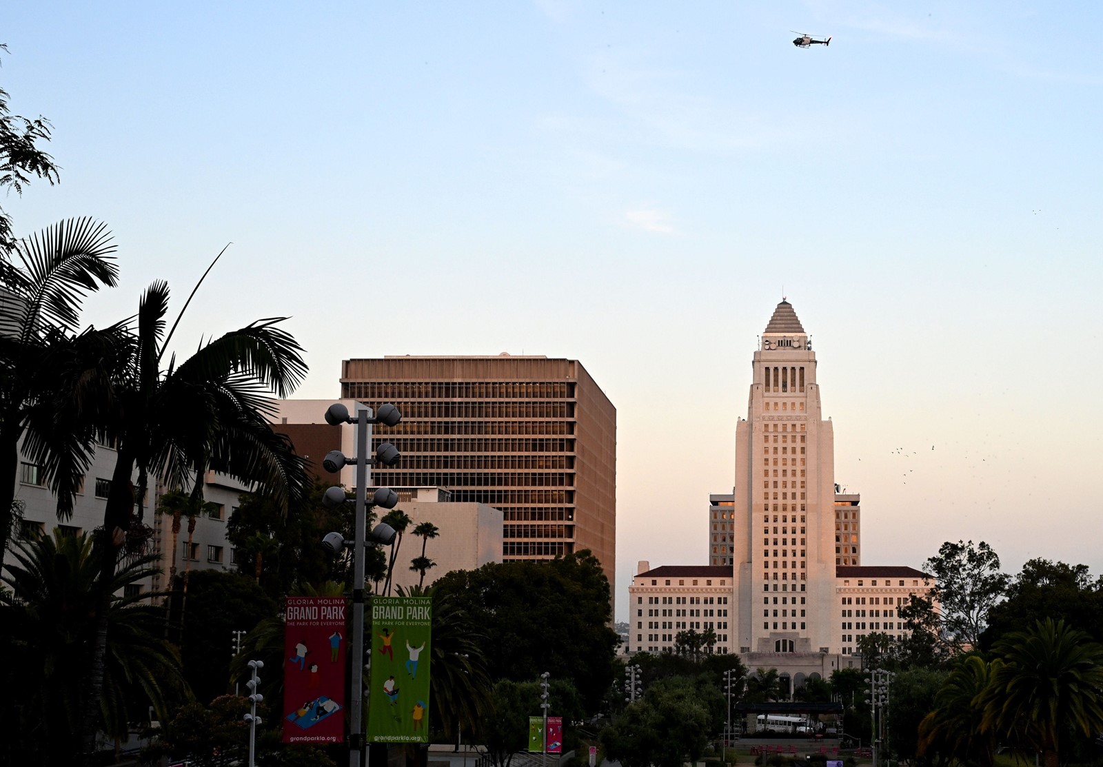 0614_NWS_LDN-L-A2-CITY-HALL-CURFEW-0616-KB_1094263988.jpg