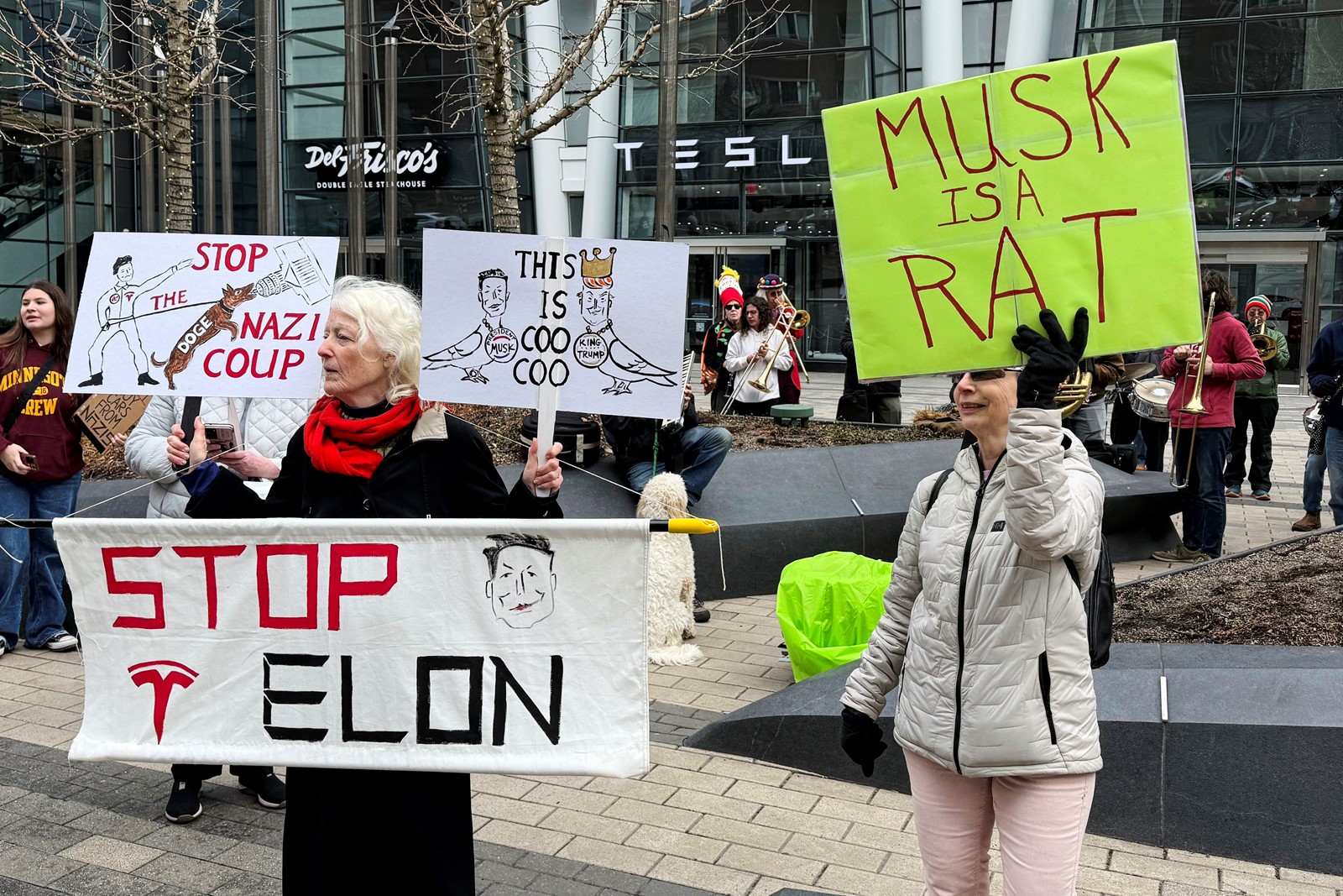 Musk_Tesla_Protests_36318--b1feb_1090356605.jpg