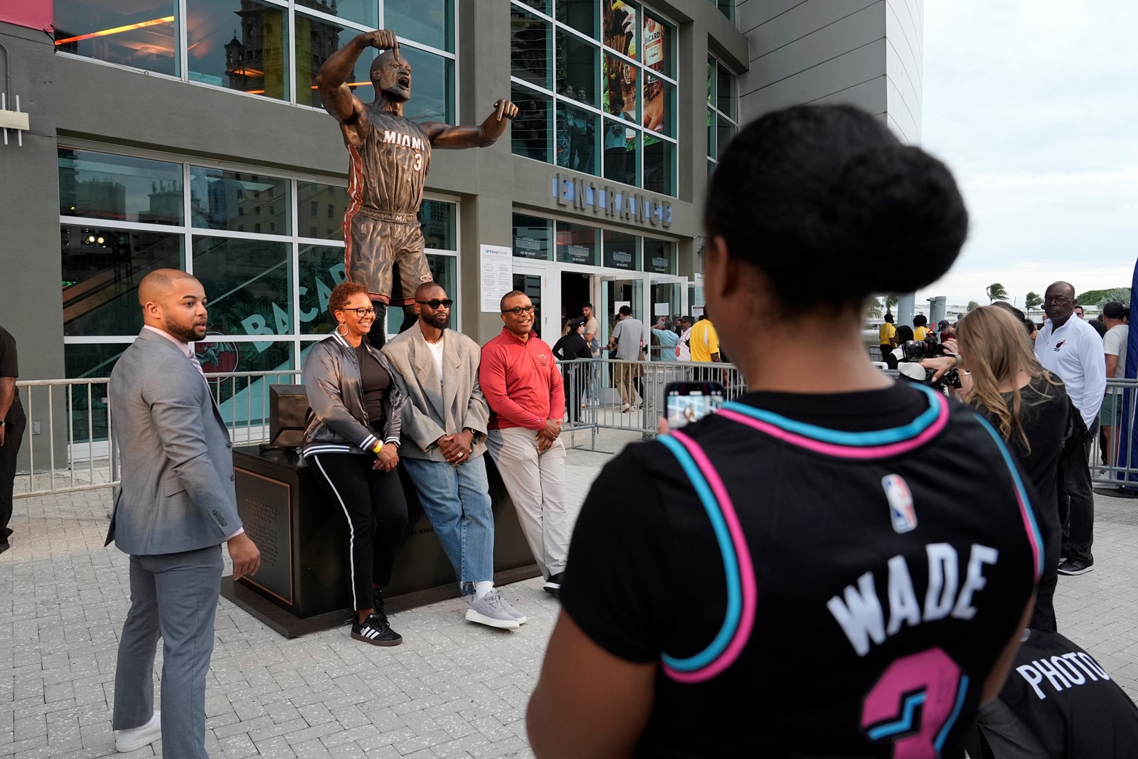 Heat_Wade_Statue_Basketball_09667--6c2be_1085806155.jpg