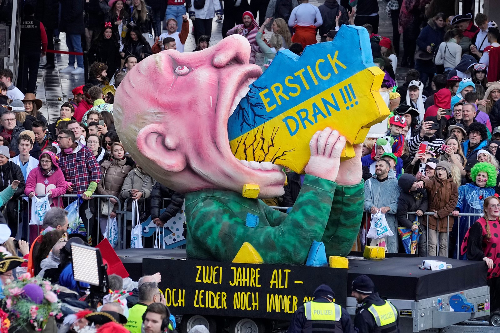 APTOPIX_Germany_Carnival_Parade_41892--6a99b#1_1074941079.jpg