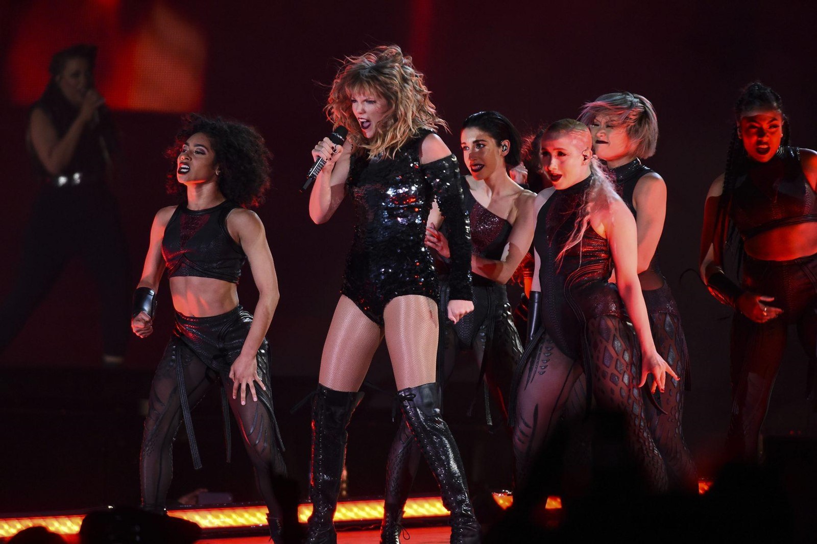TAYLOR-SWIFT-JL50_1_1_1058998151.jpg