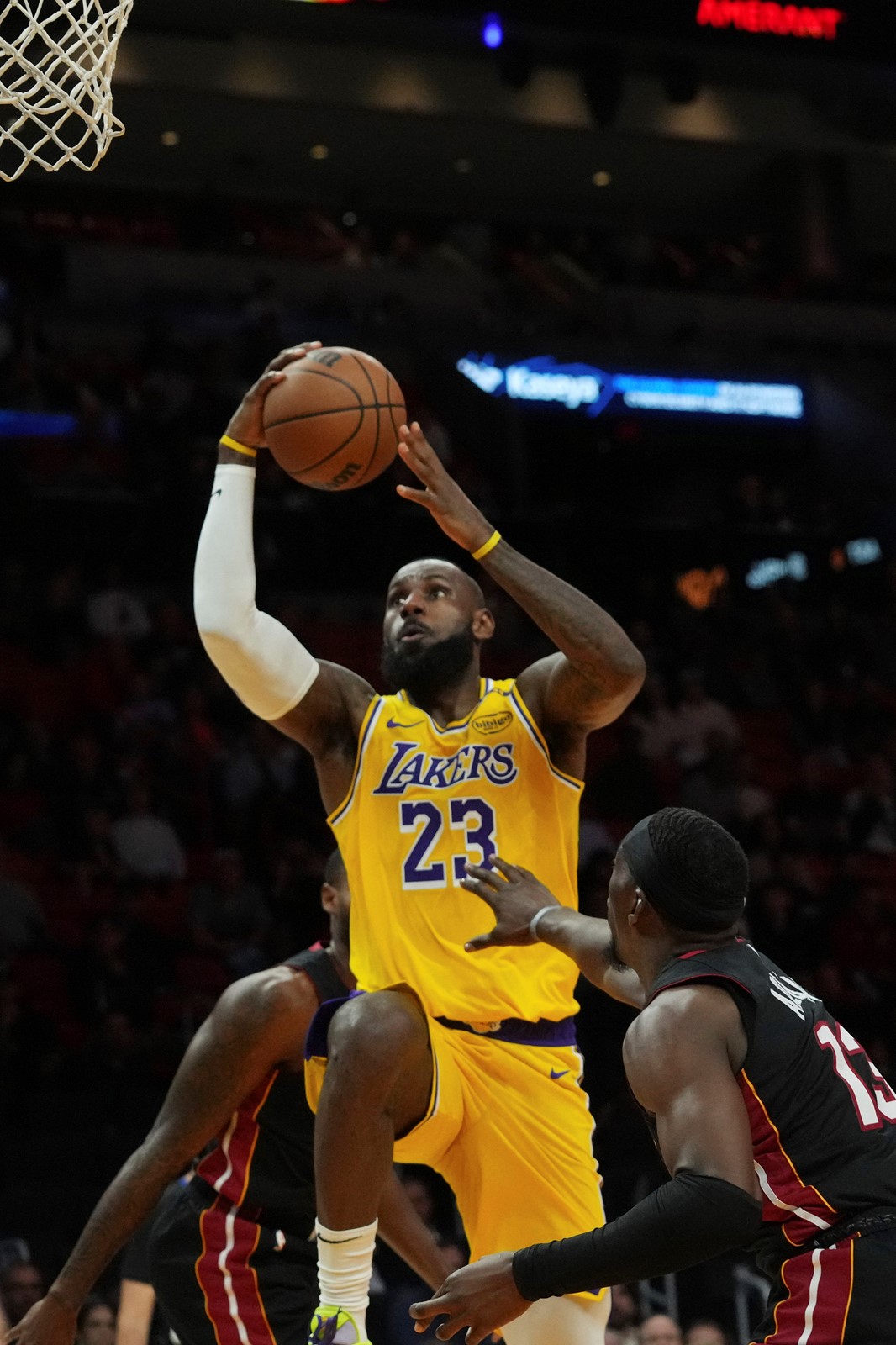 Lakers_Heat_Basketball_14900--76a86_1087522451.jpg