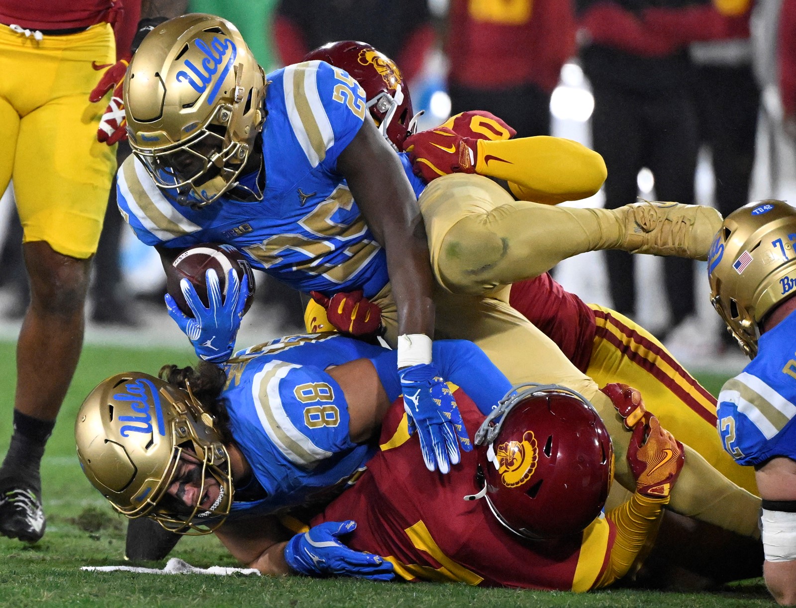 1123_NWS_LDN-L-USC-UCLA-FBC-1124-KB3_1086883595.jpg