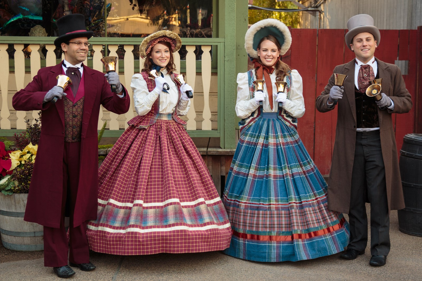 Calico-Carolers-1_1087472334.jpg