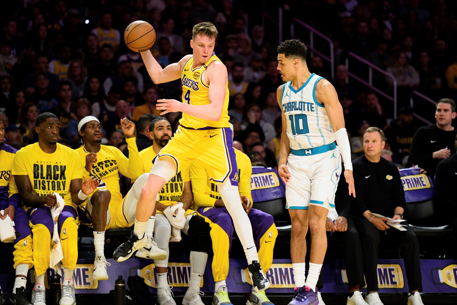 Hornets_Lakers_Basketball_87296--1102a_1089977117.jpg