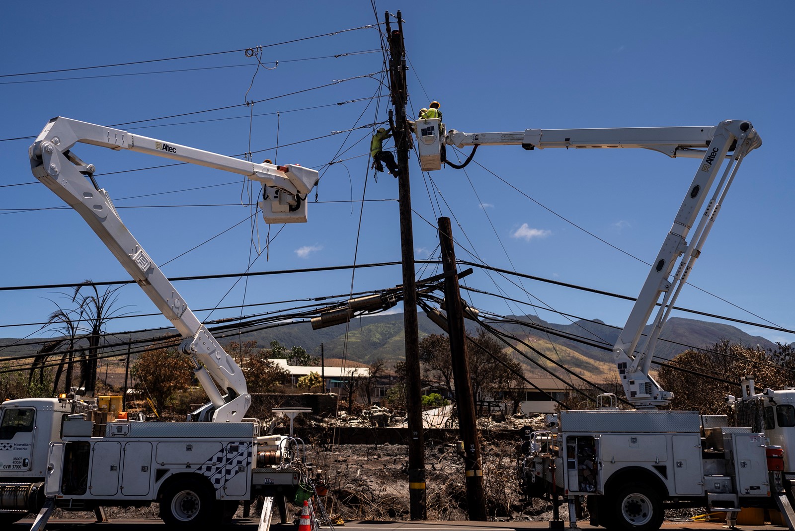 Hawaii_Wildfires_Power_Lines_17477--8af28_1066934562.jpg