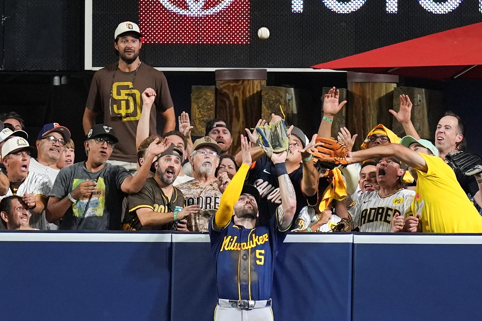 APTOPIX_NLDS_Brewers_Padres_Baseball__2215--d60b1_1111732834.jpg