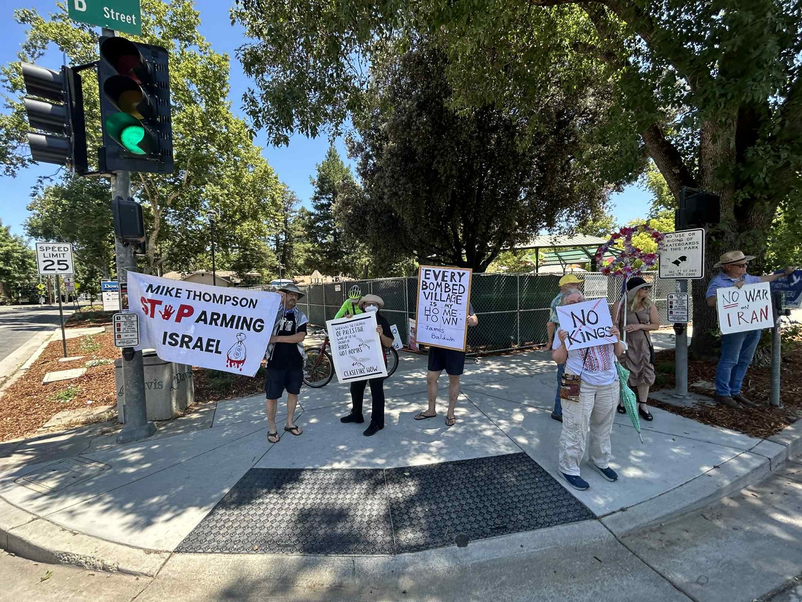 STANDANTIWAR-01-02_1094582845.jpg