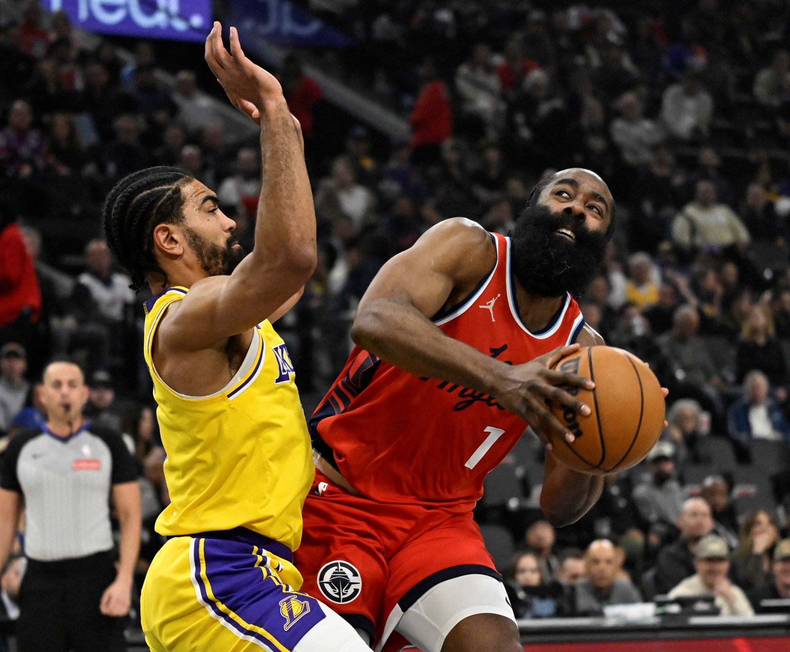 0204_NWS_LDN-L-LAKERS-CLIPPERS-0205-KB23_1089431995.jpg