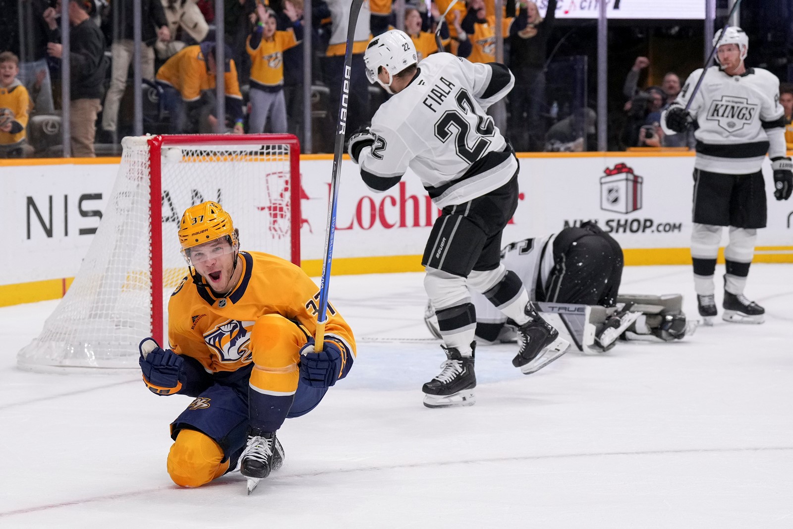 APTOPIX_Kings_Predators_Hockey_20552--8b90f_1087856436.jpg