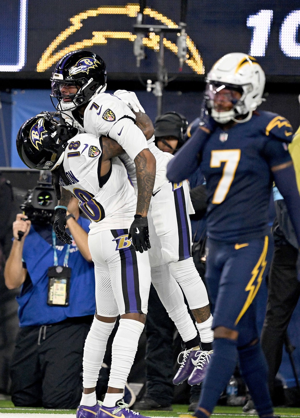 1125_NWS_LDN-L-CHARGERS-1126-16-WL_1086947080.jpg