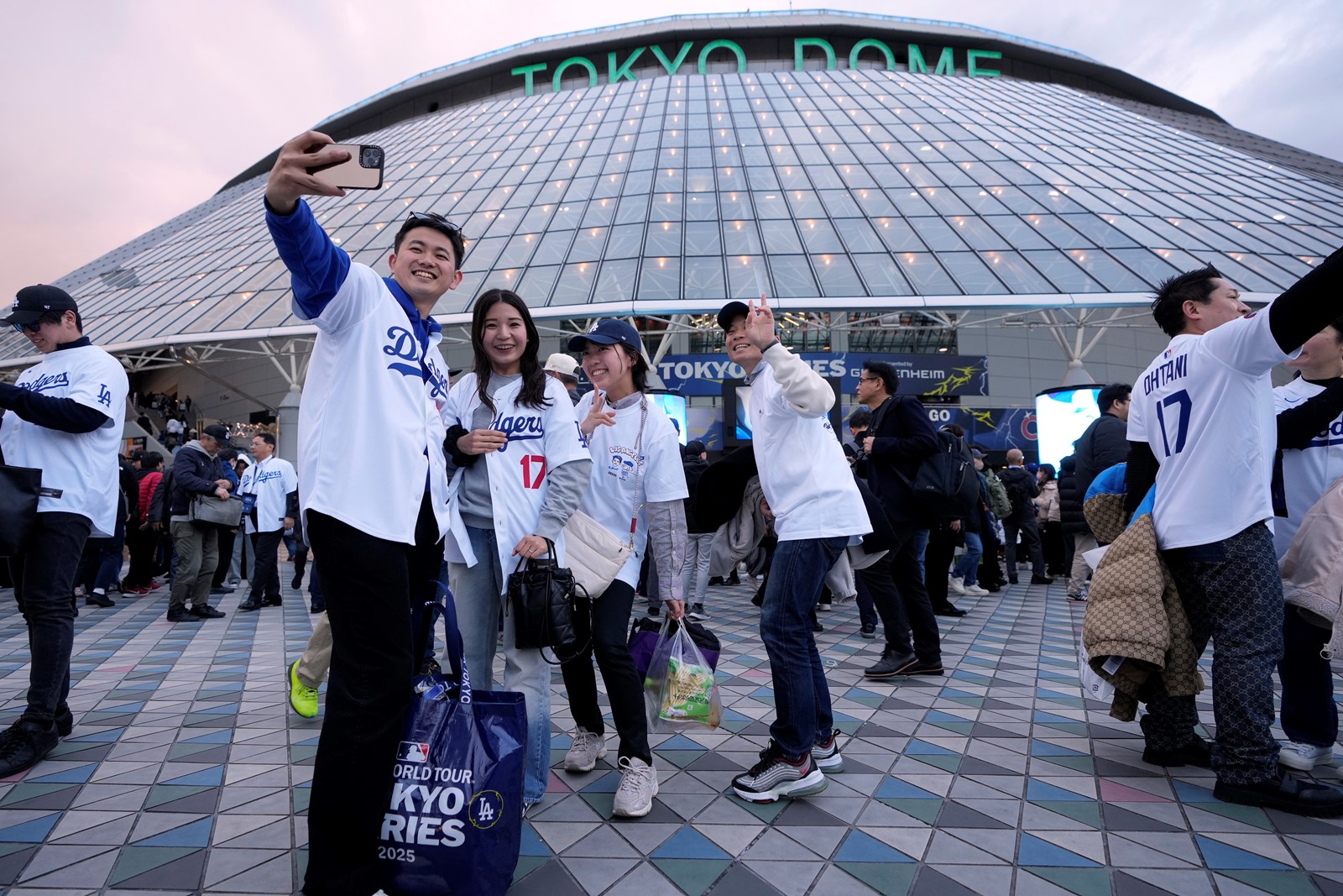0318_NWS_LDN-L-DODGERS-A1-0319-06_1090966665.jpg