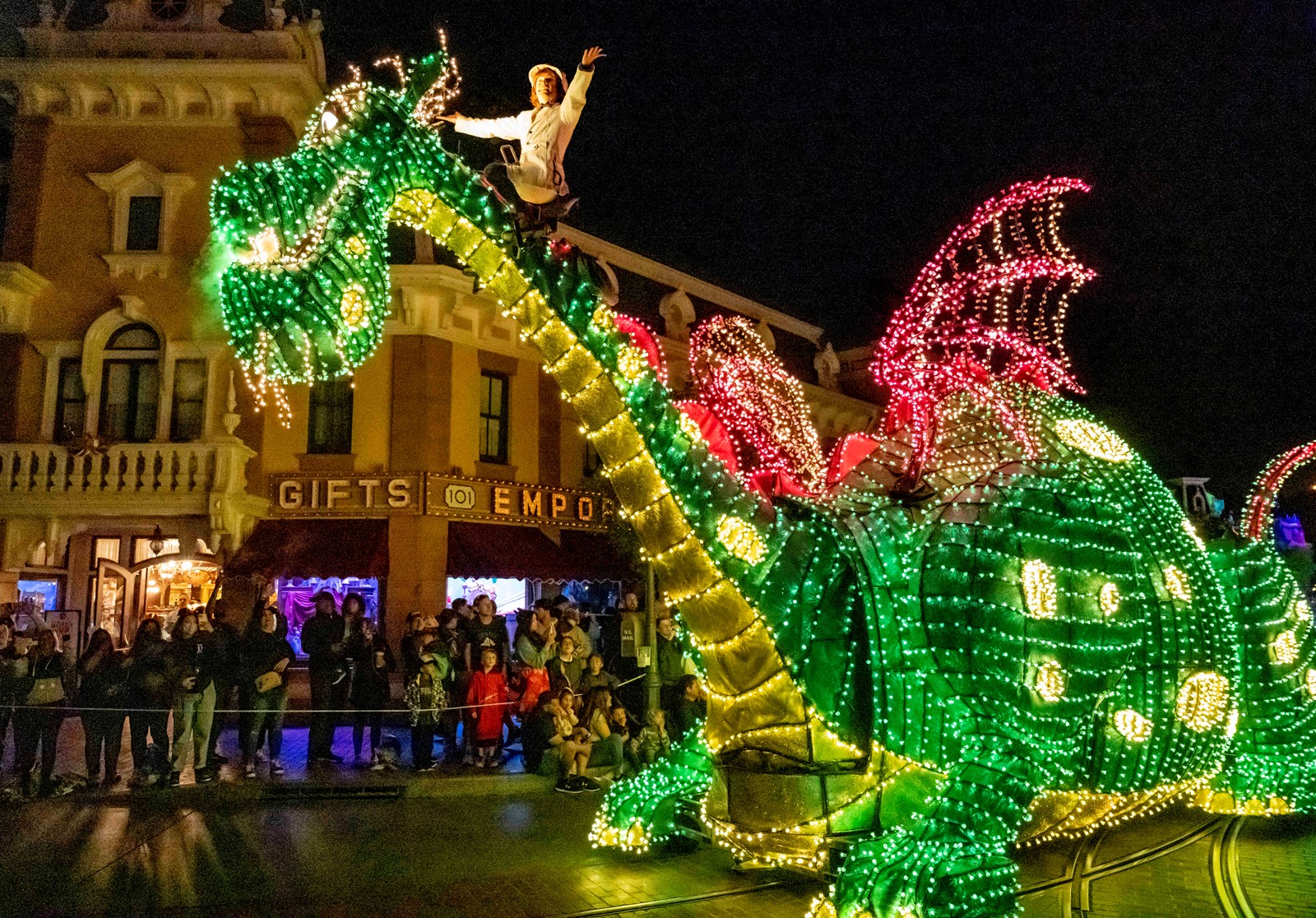 OCR-L-DISNEYLAND-0421-27-LO_1094919067.jpg