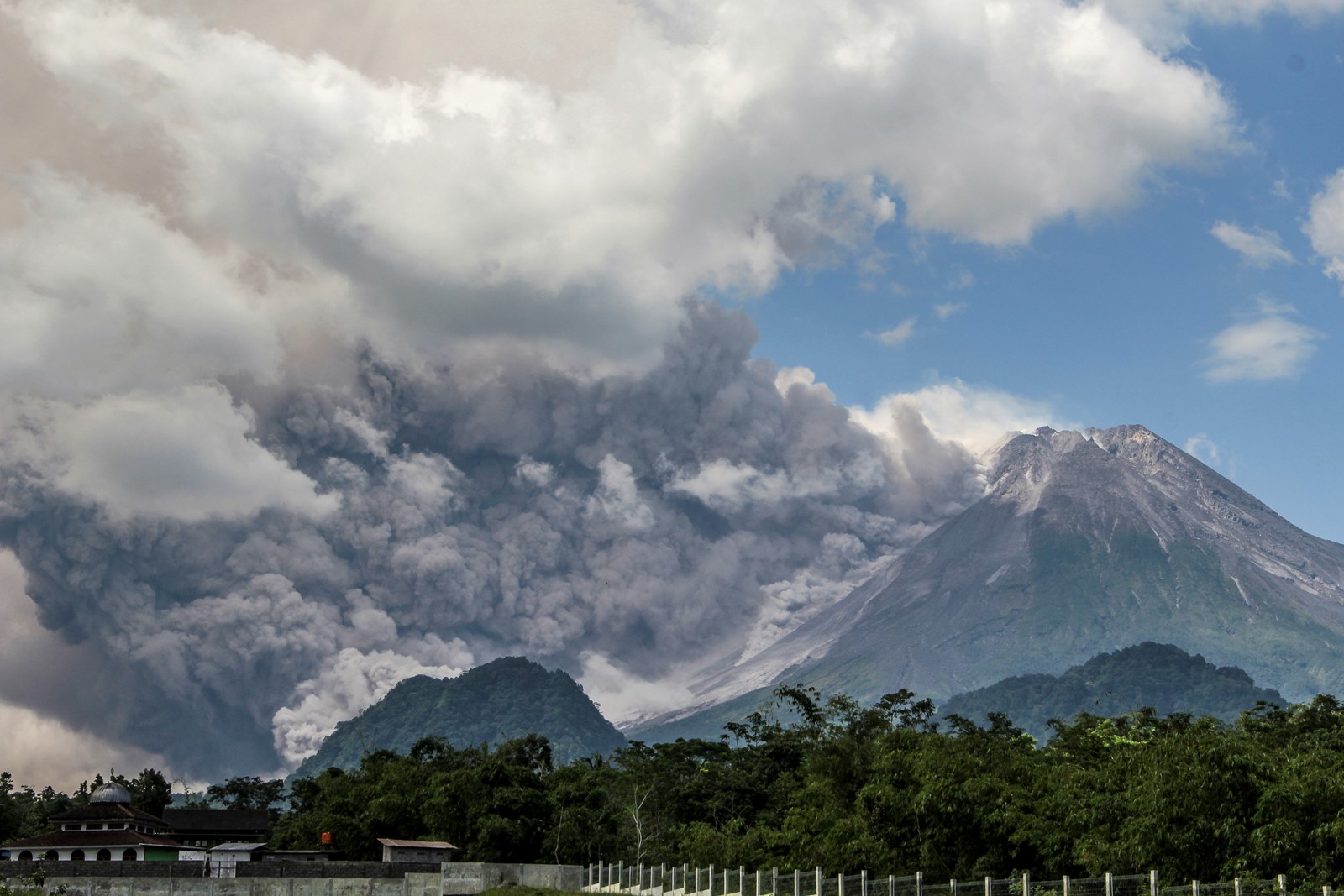 Indonesia_Volcano_34770--d06bc_1060422566.jpg