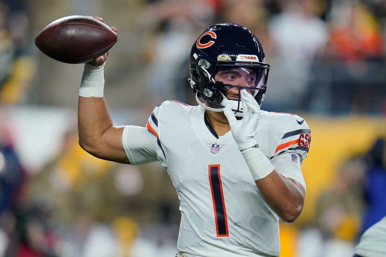 Steelers_Bears_Trade_Football_29895--f323e#2_1076317444.jpg
