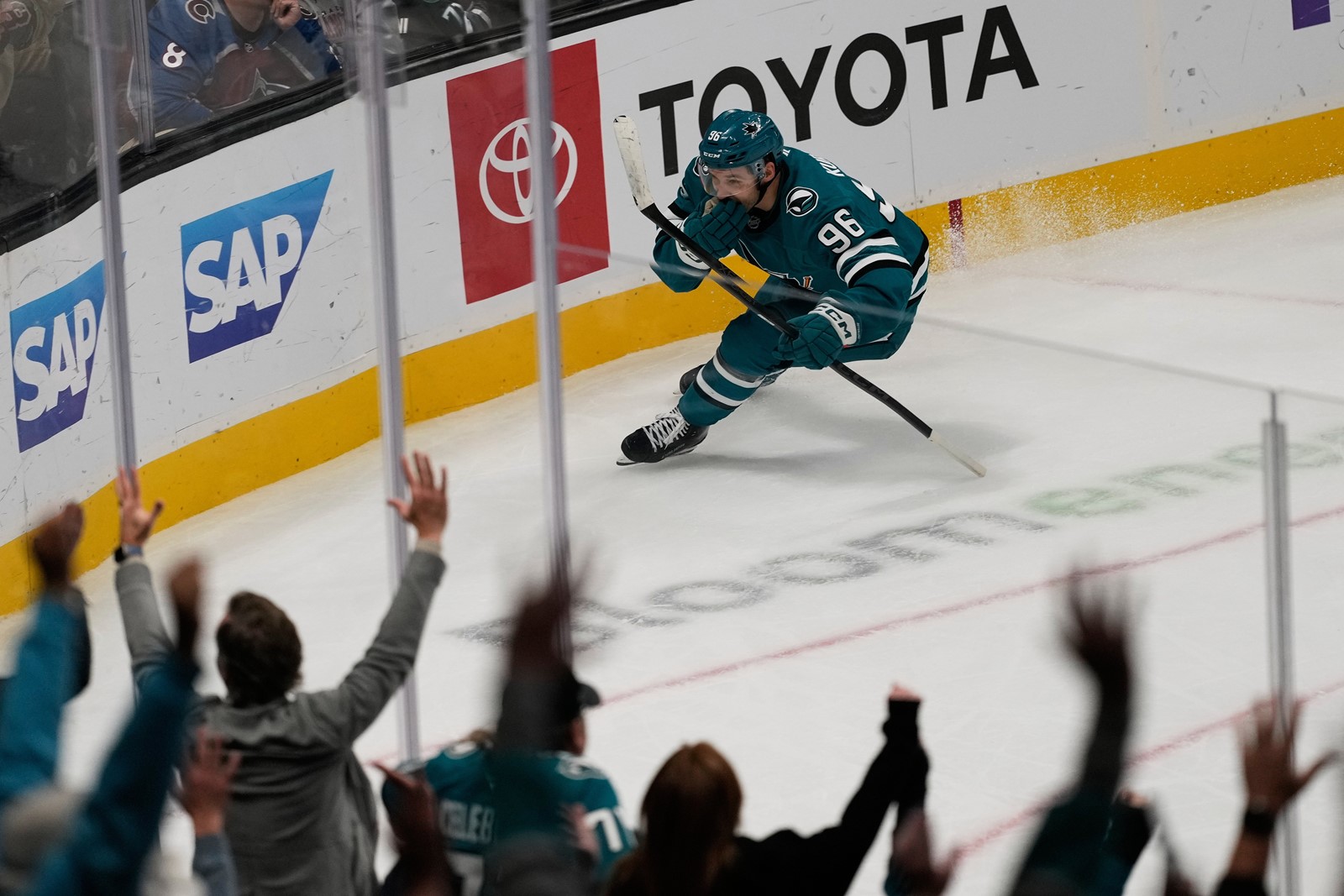 Avalanche_Sharks_Hockey_59491--19223_1099421830.jpg