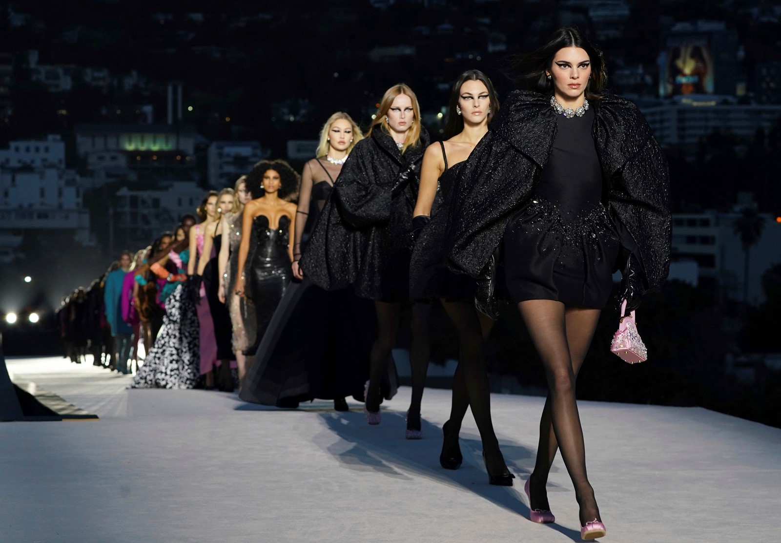 Versace_Fall_Winter_2023_-_Runway_06336--dacbe_1060405354.jpg
