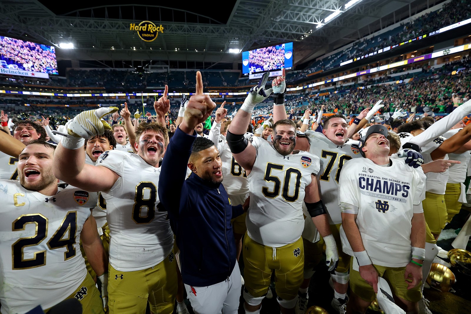 0113_NWS_REG-Z-OrangeBowlNotreDameCelebrateGettyImages-2193201808_217705630_1088584409.jpg