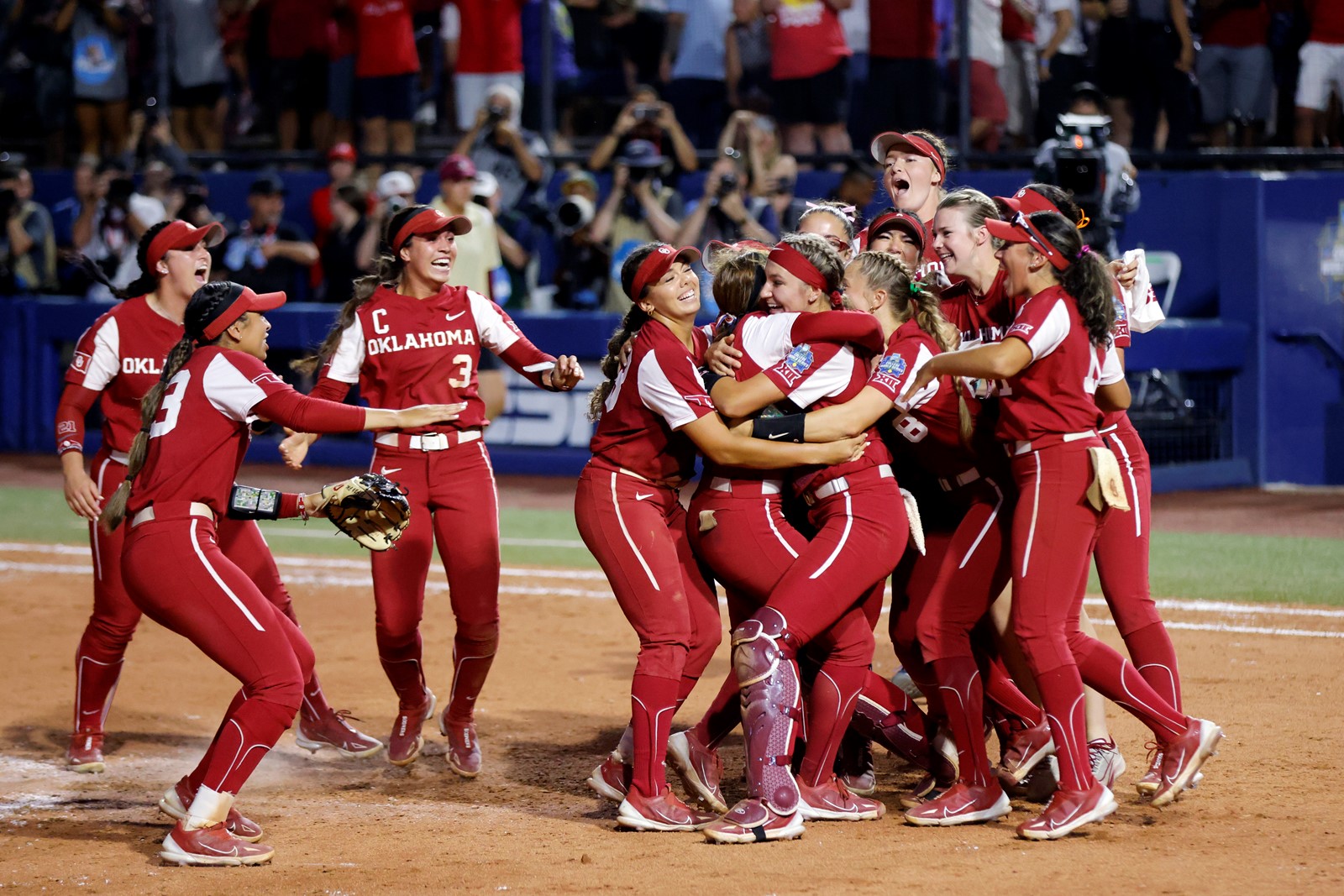 WCWS_Oklahoma_Florida_St_Softball_10850--6a2be_1063641606.jpg