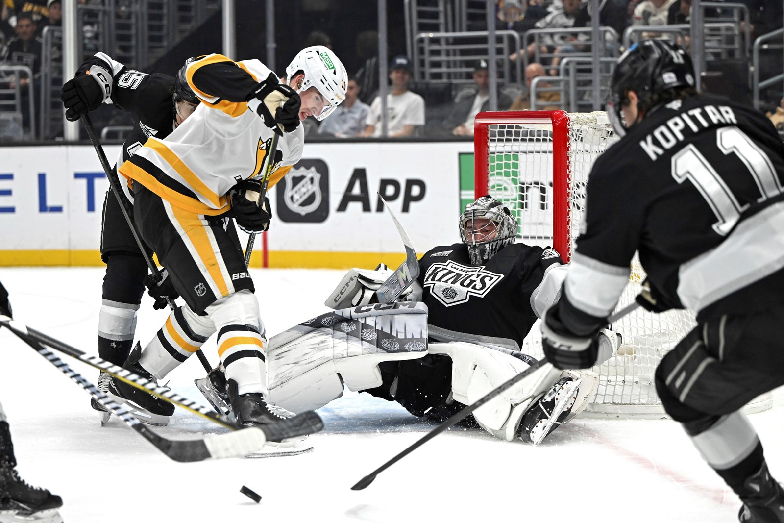 Penguins_Kings_Hockey_49737--65e79_1088874887.jpg