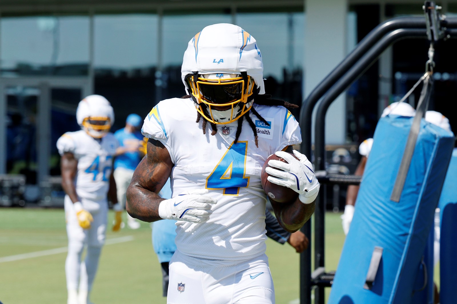 0829_NWS_LDN-L-CHARGERS-0830-01_1083228013.jpg