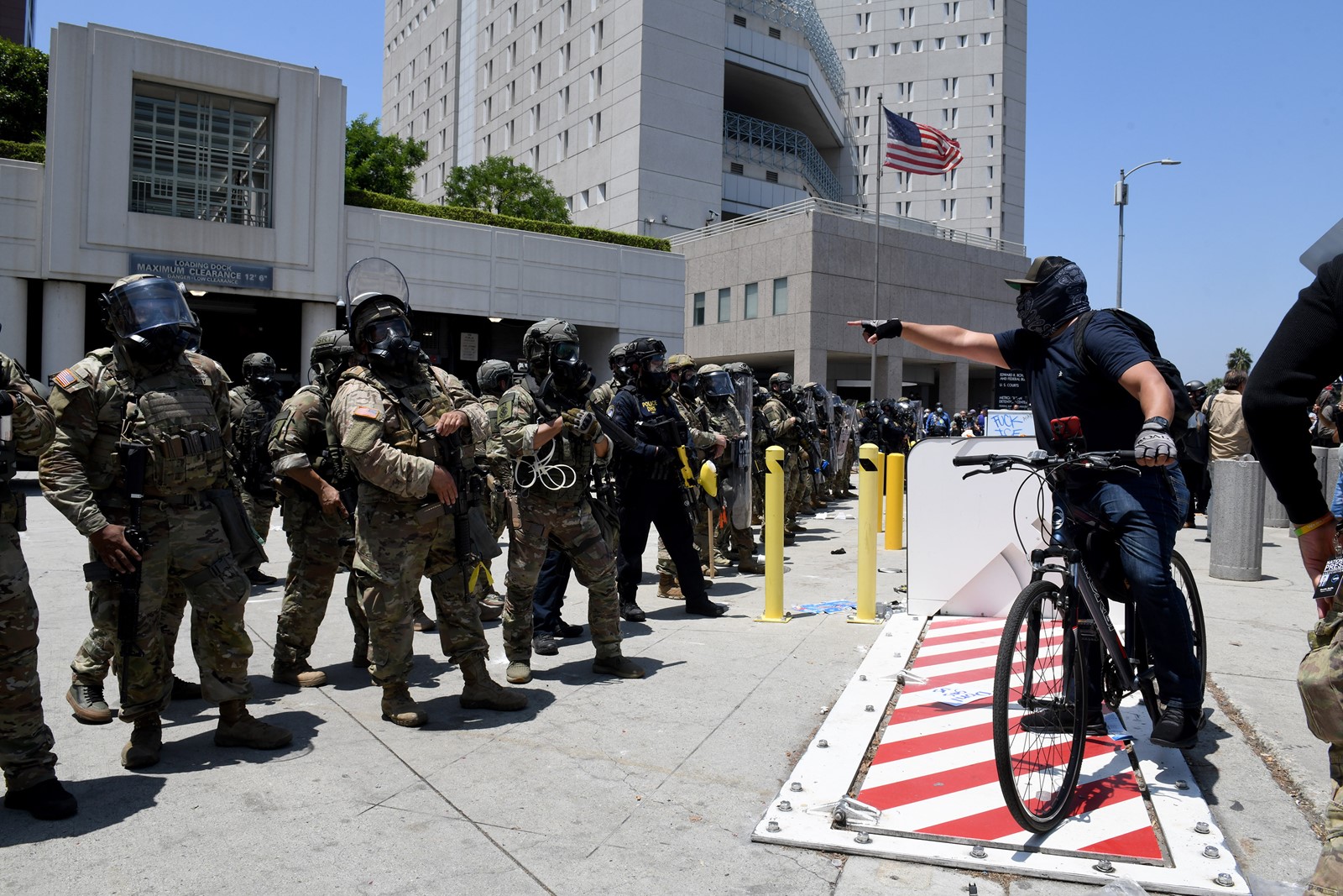 0608_NWS_LDN-L-GUARD-PROTESTS-0609-3_1094037187.jpg