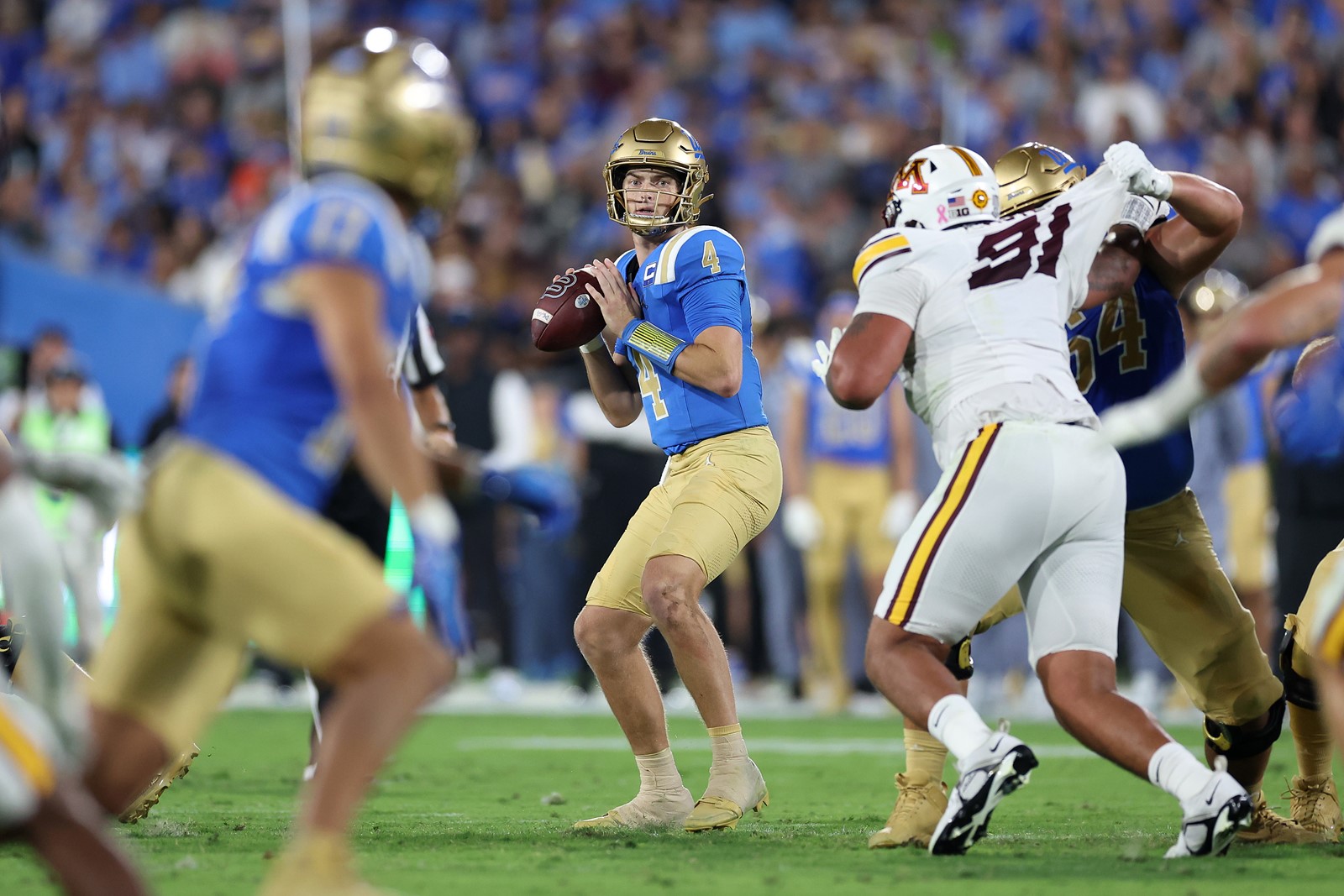 1012_NWS_LDN-L-UCLA-FBC-JUMP-2-1013-01_1085162869.jpg