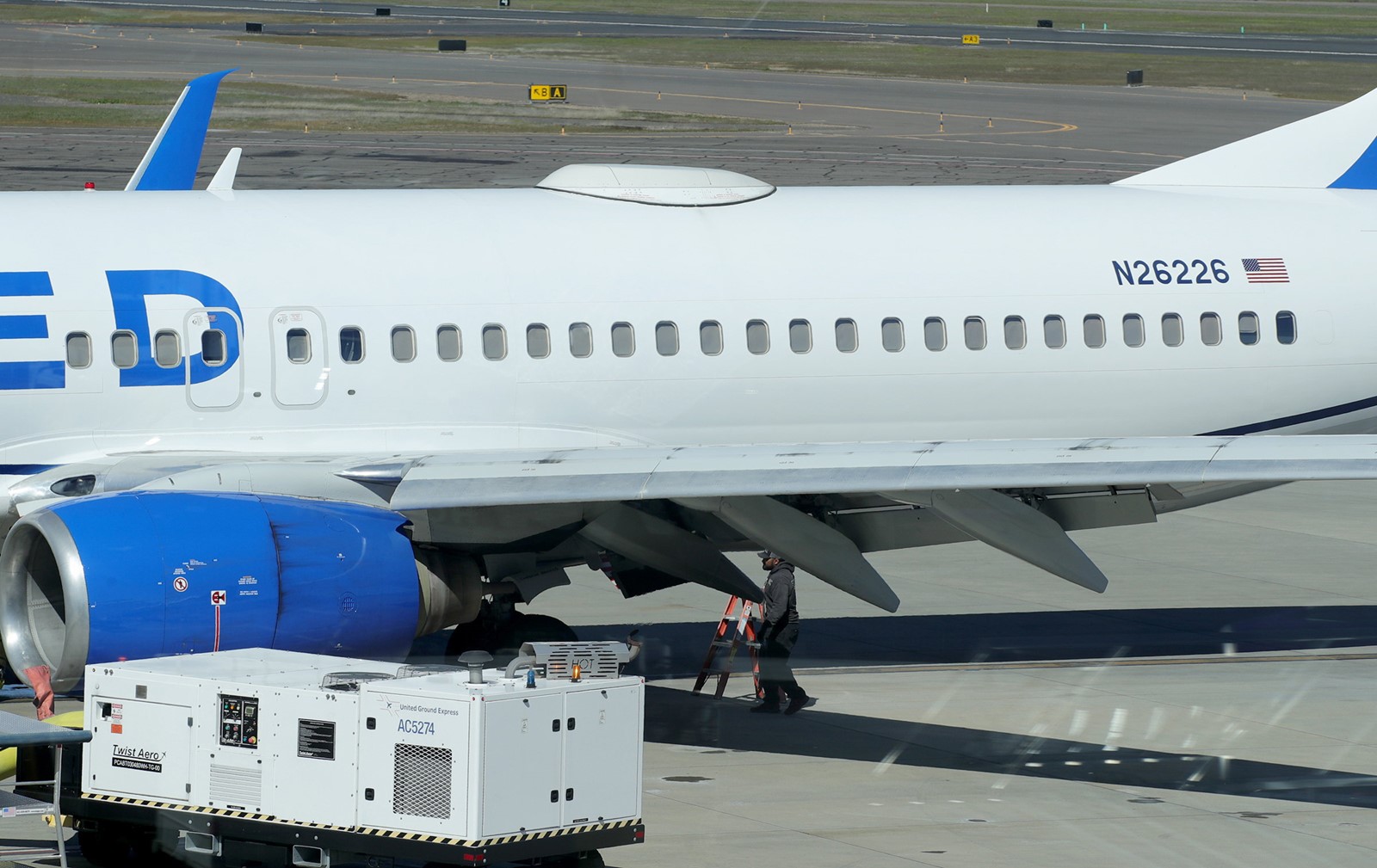 Boeing_Airplane_Missing_Panel_32356--66e08_1076290838.jpg