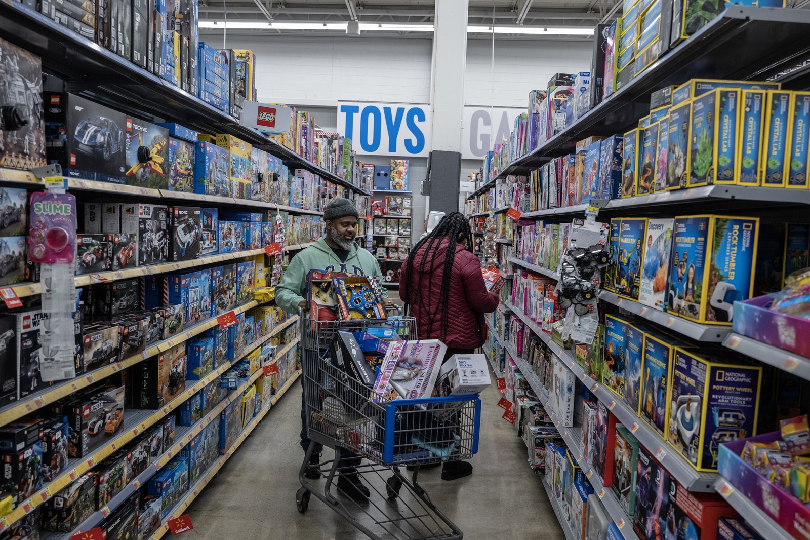 0501_NWS_OCR-Z-TOYMAKERS-0502_1092615200.jpg