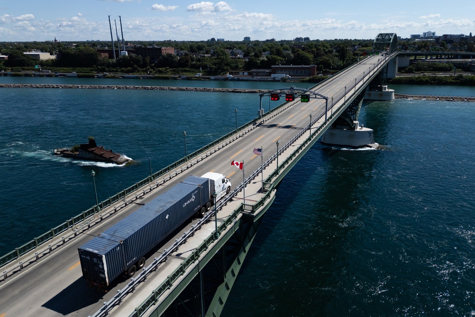 ctc-l-canada-us-bridge-01_1110210856.jpg