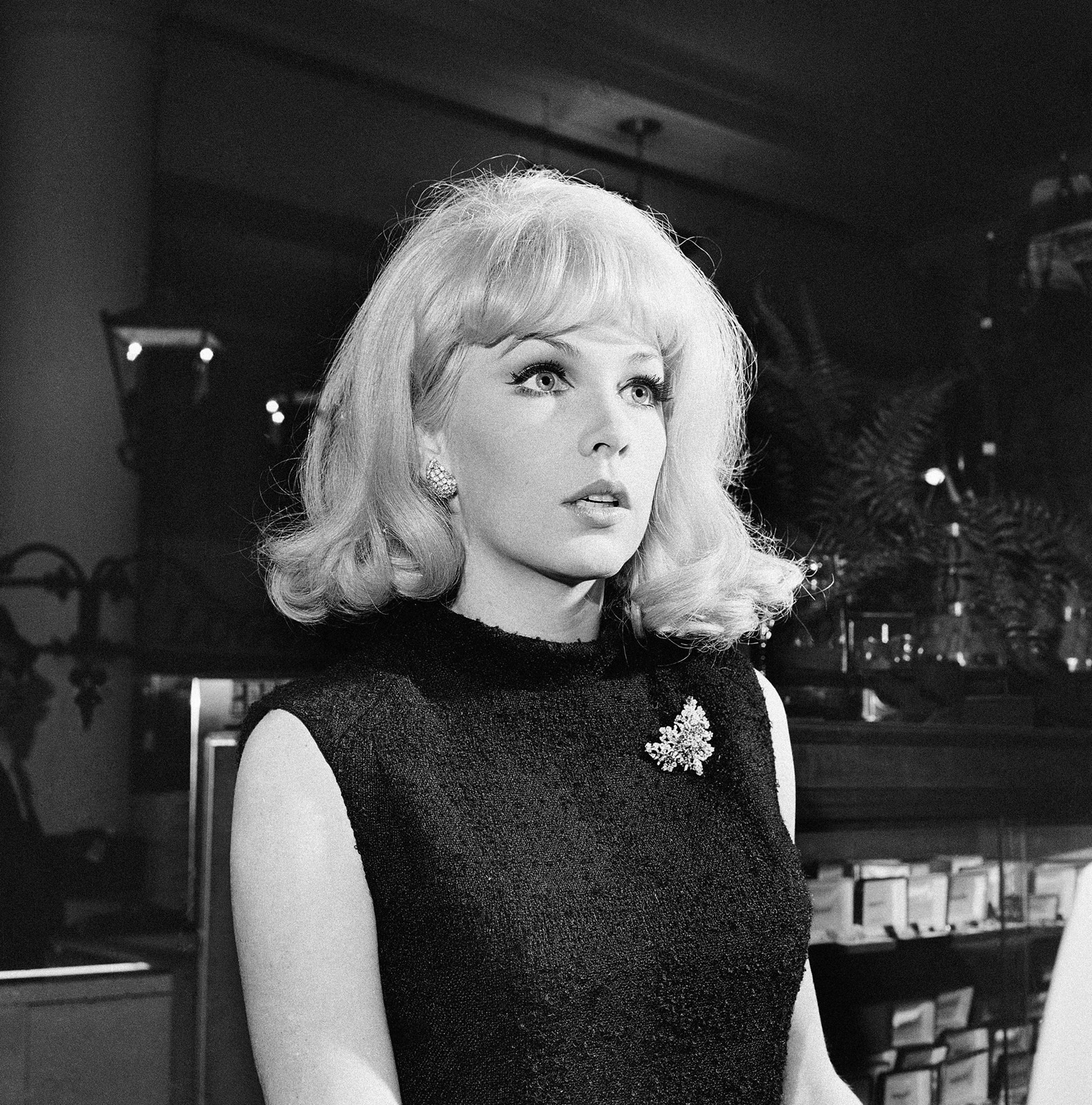 Obit_Stella_Stevens_50915--27a21_1059810305.jpg