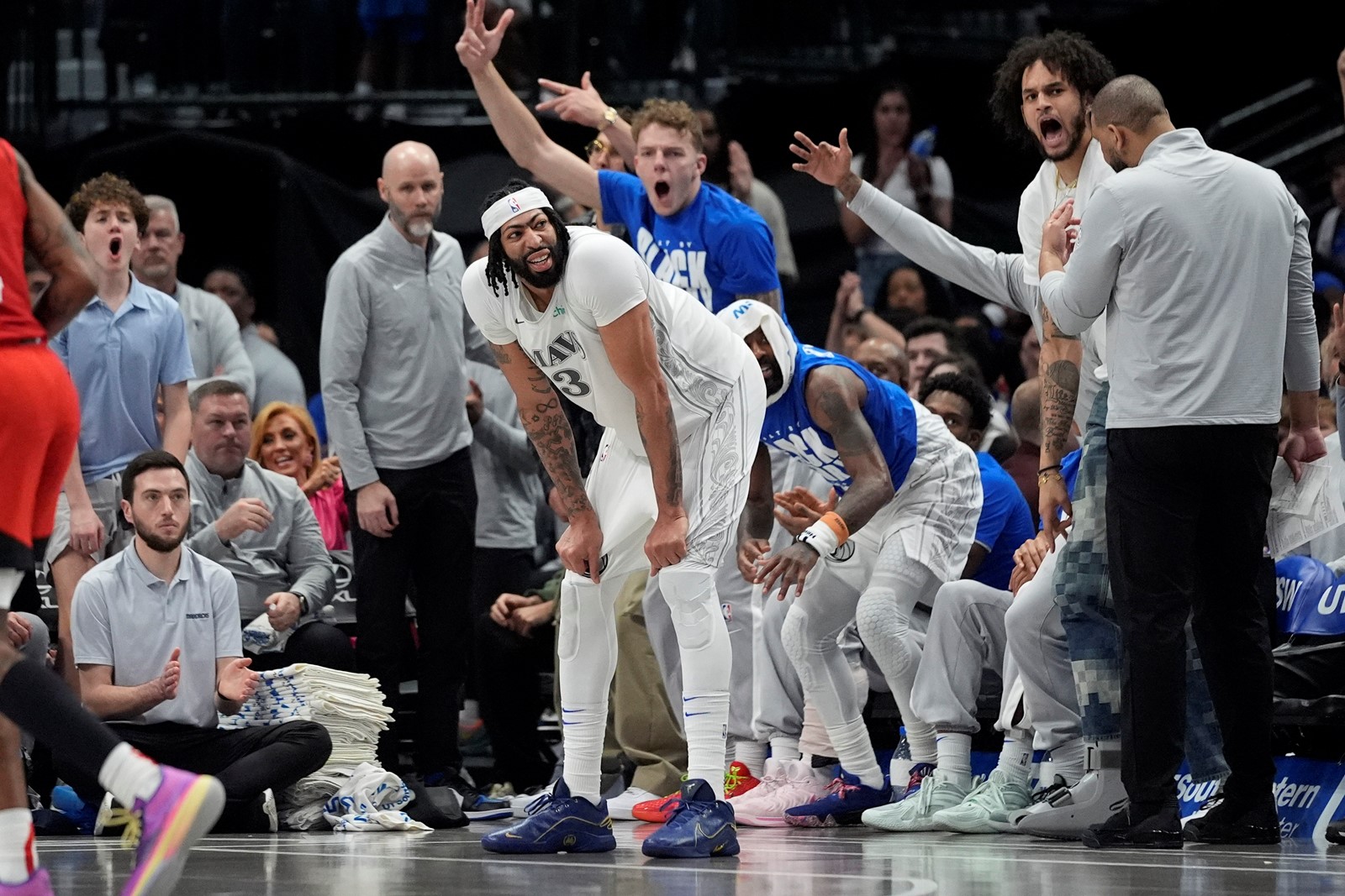 Rockets_Mavericks_Basketball_04332--1649e_1089584902.jpg