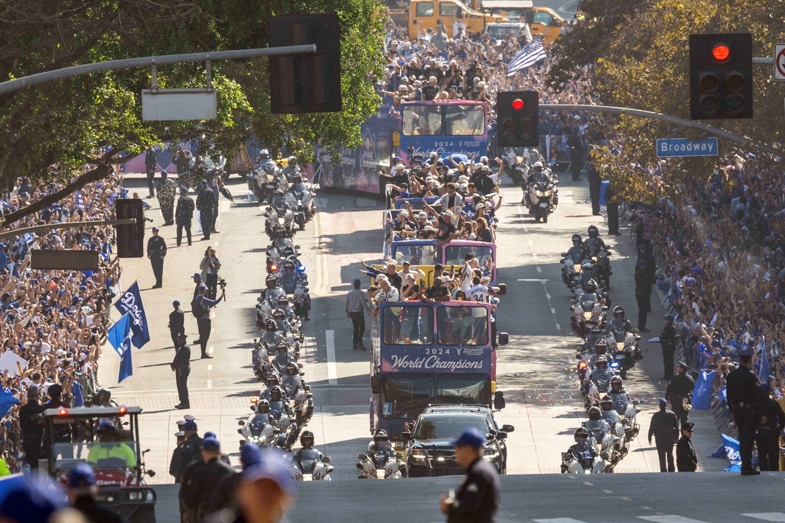 1101_NWS_LDN-L-DODGERS-PARADE-0007-11102-HG_1085965173.jpg
