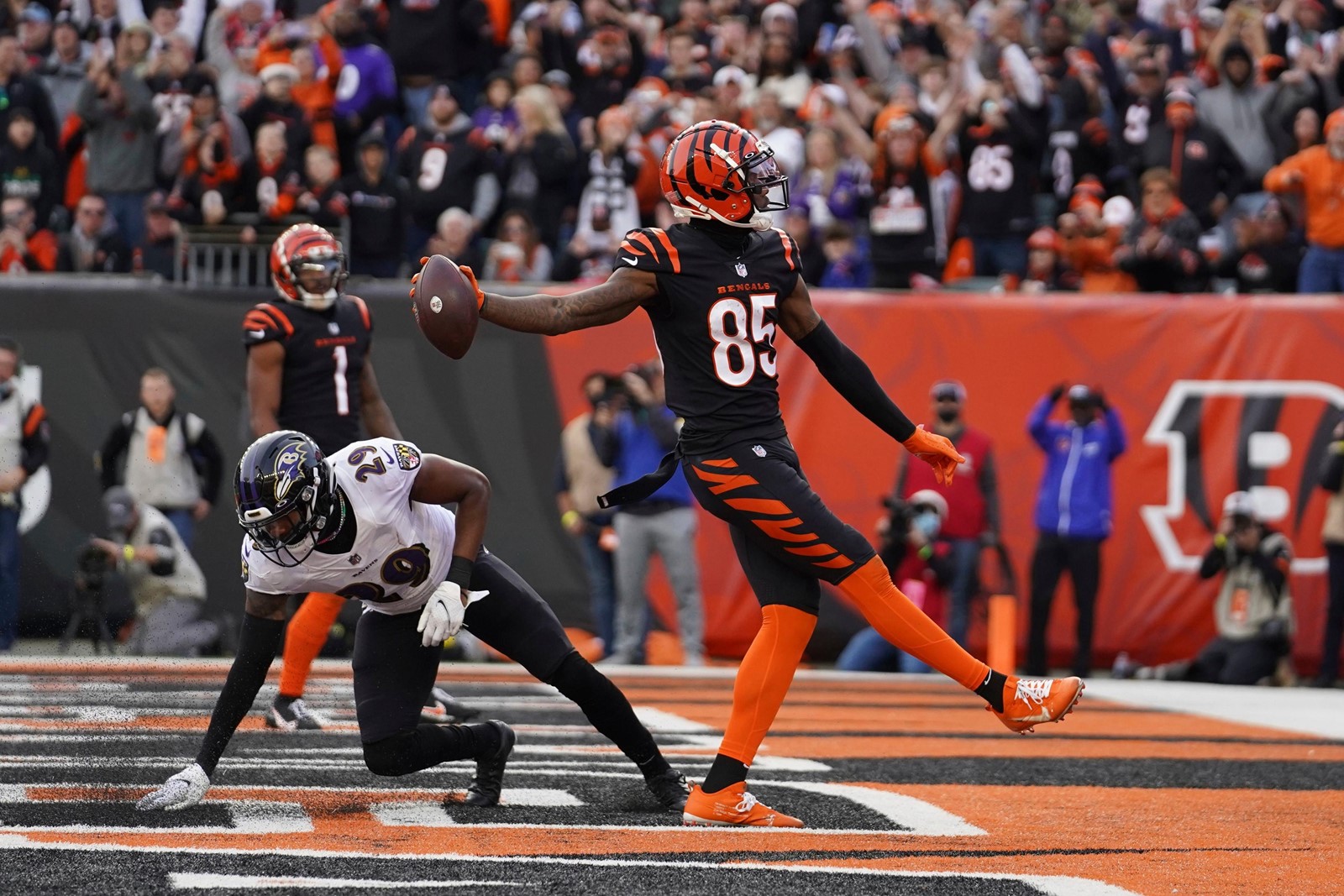 202112261701TMS_____MNGTRPUB_SPORTS-QB-JOE-BURROW-BENGALS-DISMANTLE-SHORTHANDED-1-BZ5_1088813597.jpg