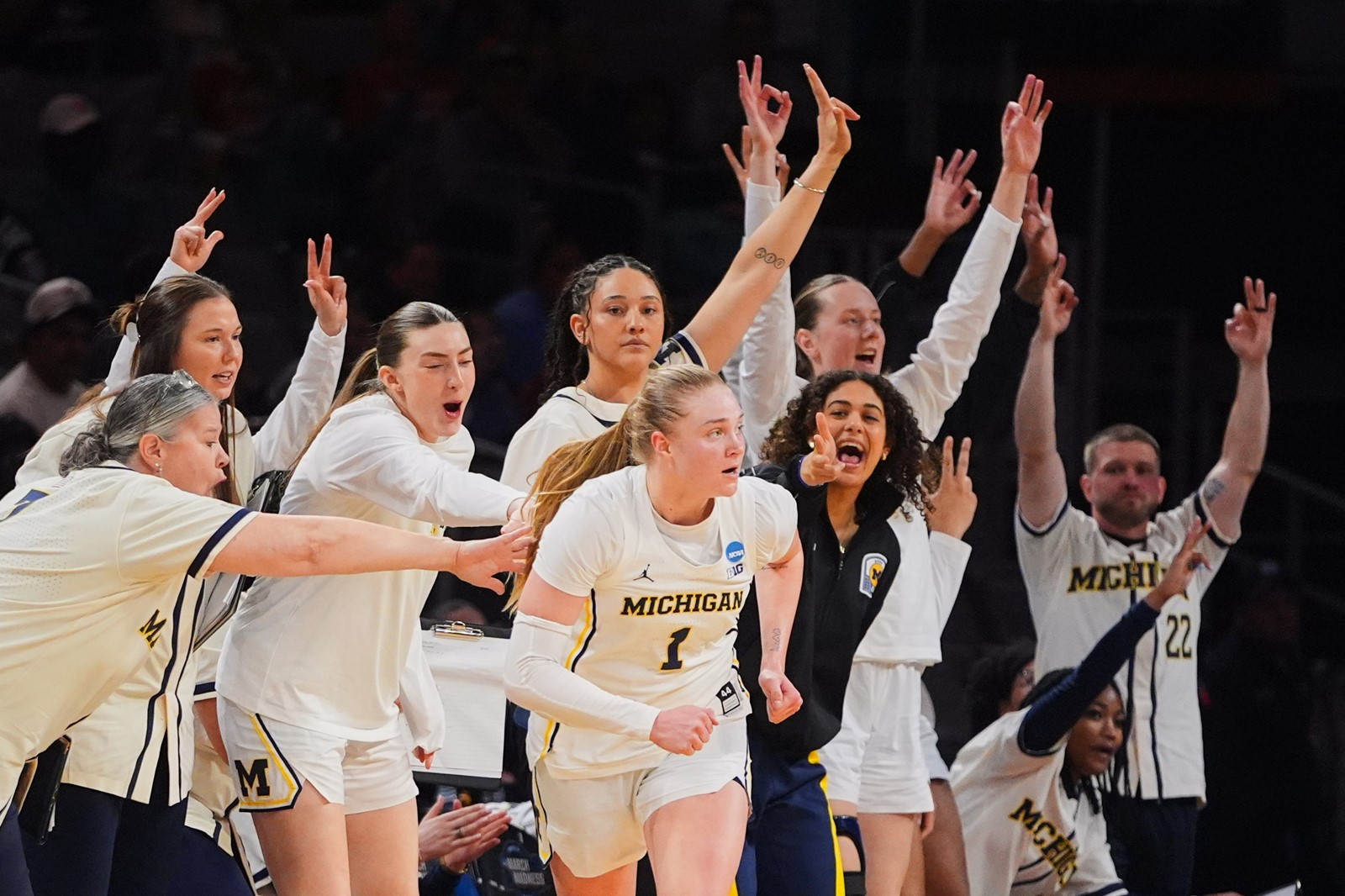 APTOPIX_NCAA_Louisville_Michigan_Basketball_587_8--1e76a_1104958563.jpg