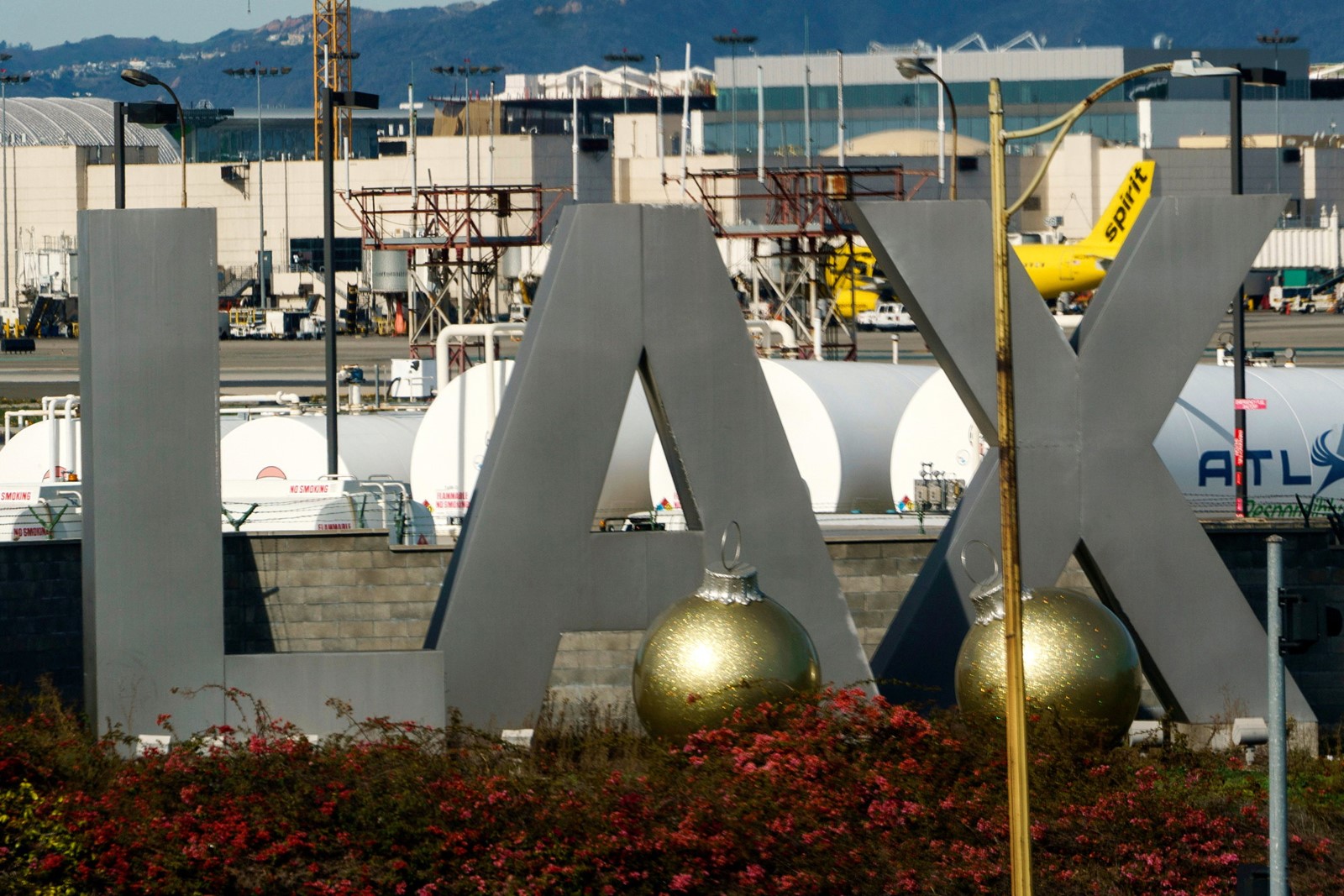 LAX_Close_Call_98782--43afc_1105714323.jpg
