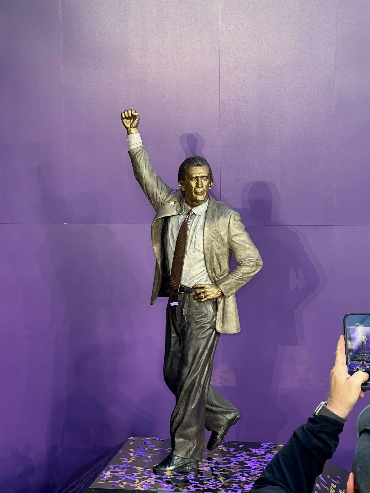 Lakers_Riley_Statue_Basketball_06468--d87ab_1103646436.jpg